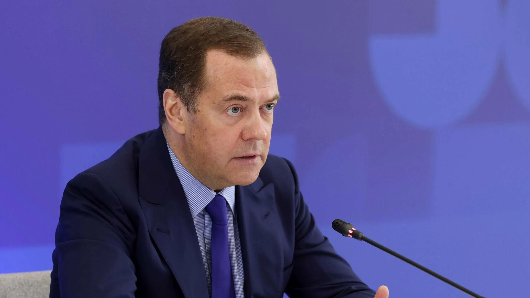 Дмитрий Медведев считает, что без натовского оружия Украина не просуществует и дня