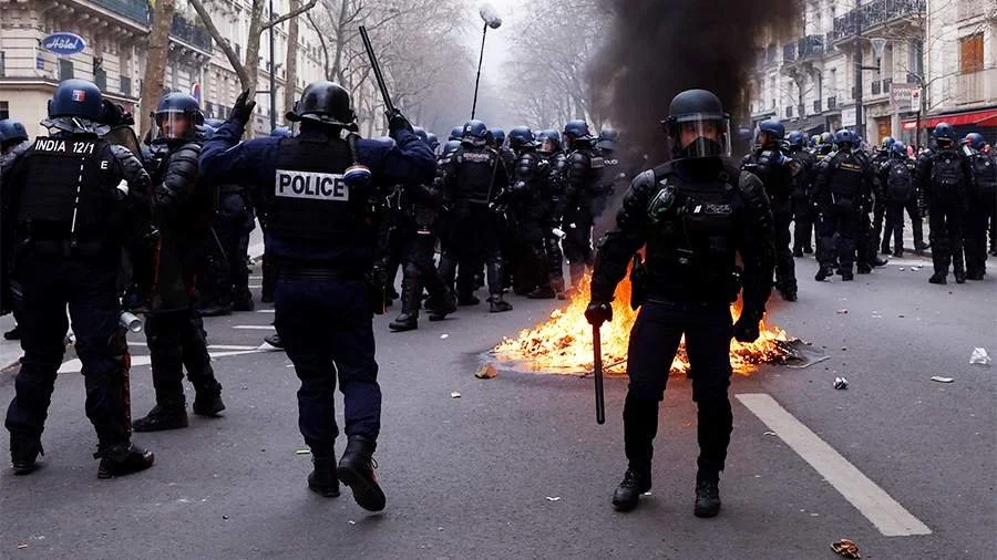Во Франции число участников протестов выросло до 740 тысяч человек