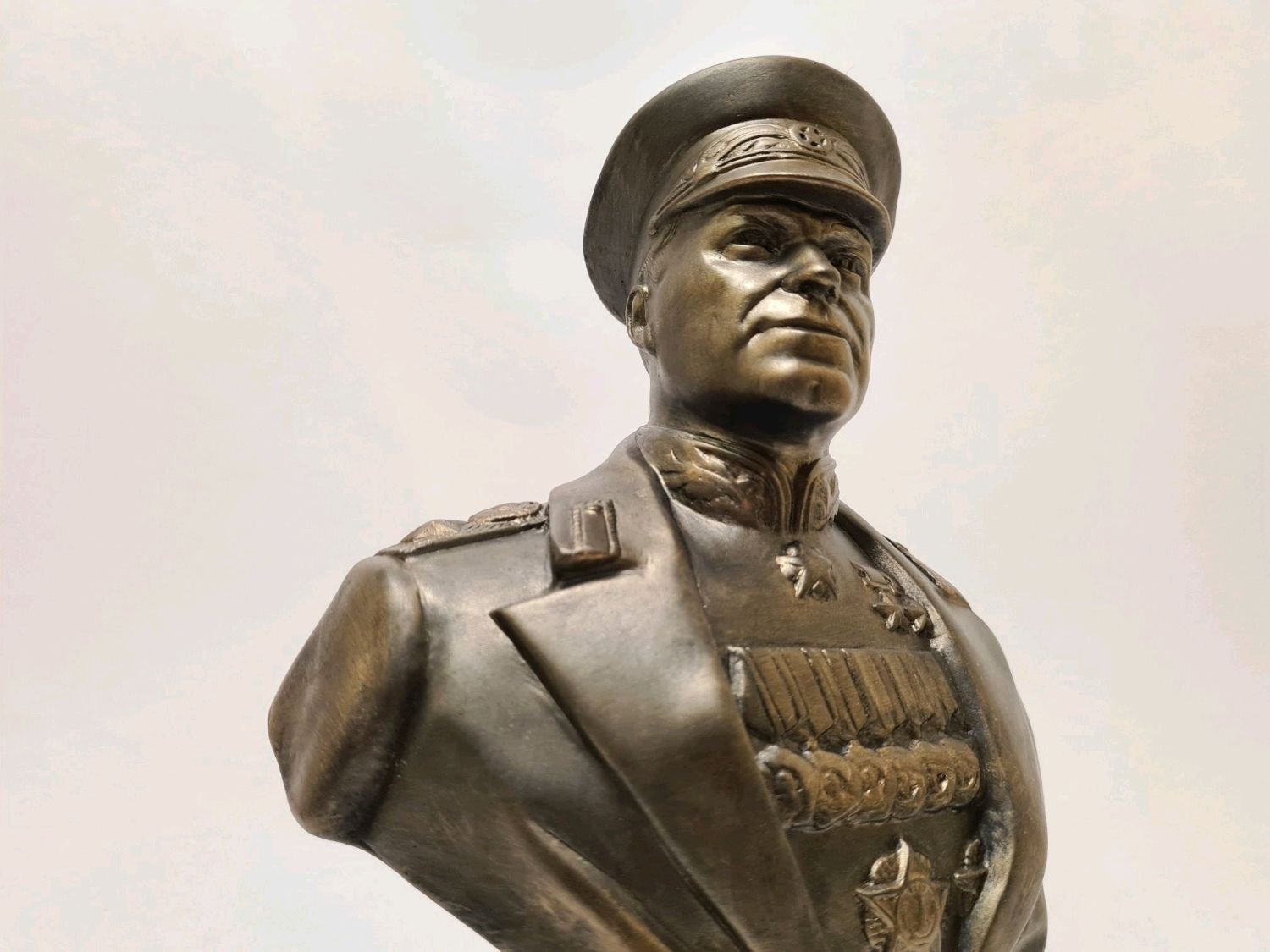 Подозрительные посылки со статуэтками получены рядом российских военкоров