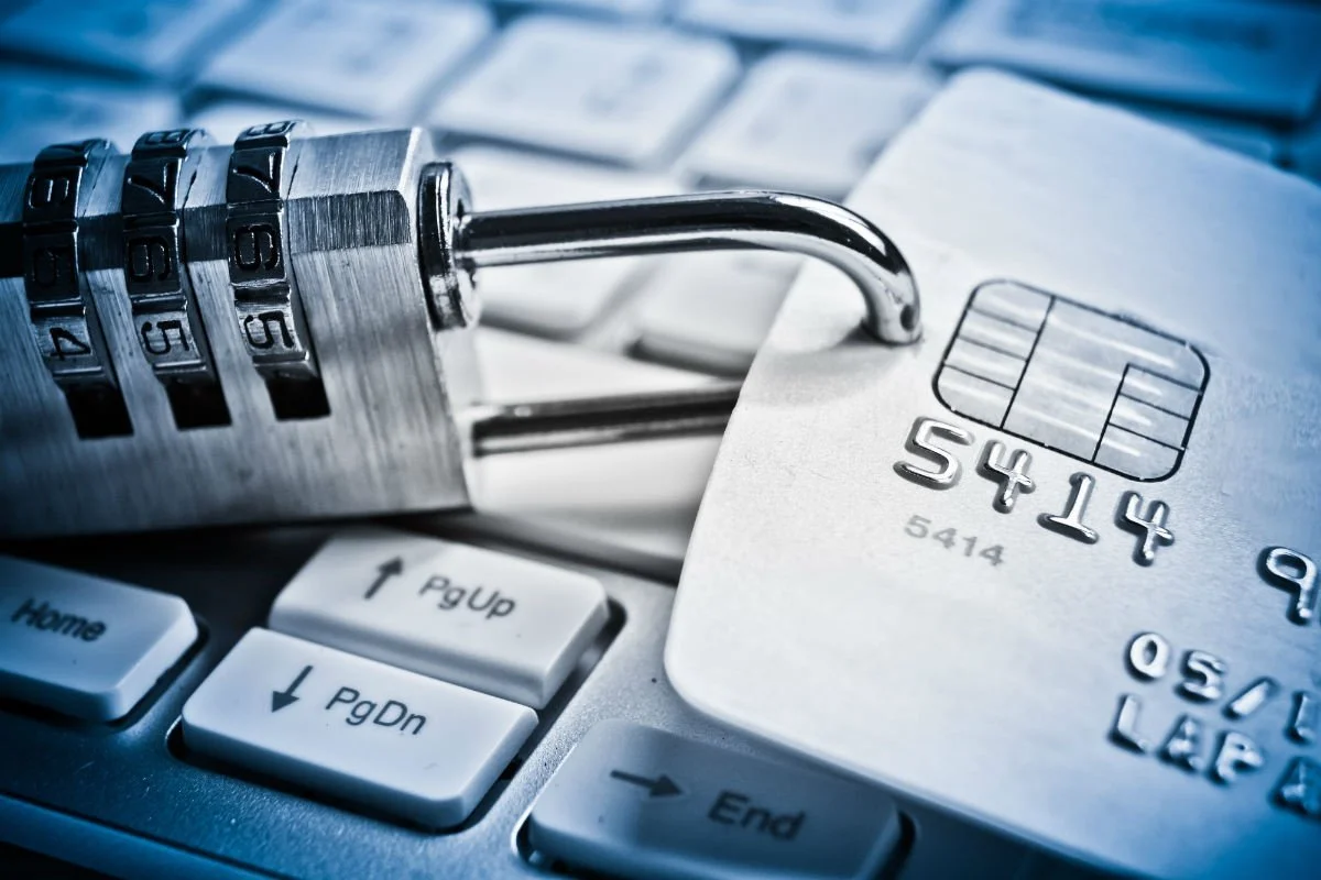 Кипр решил отомстить "помощникам российских олигархов" блокировкой счетов