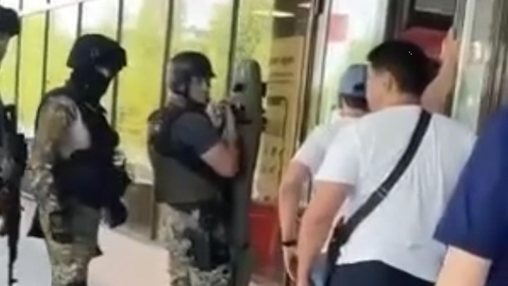 Полиция обезвредила мужчину, захватившего банк в Астане