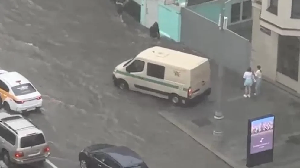 Перед природой все равны: дождевая вода в Москве попала в метро и в Госдуму