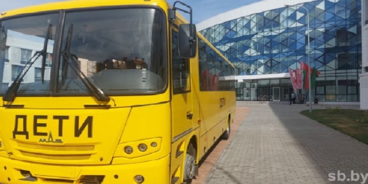 Александр Лукашенко подарил автобус самой большой школе Воронежа