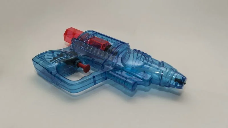 13-летнего мальчика из Лондона арестовали за водяной пистолет