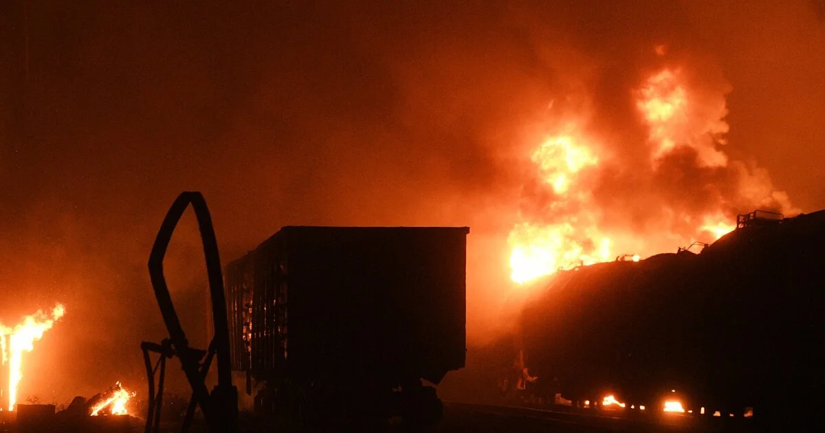 В Донецке начался крупный пожар после обстрела ВСУ