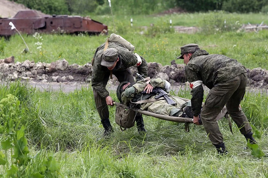 Российские солдаты спасли брошенную своими на поле боля военнослужащую ВСУ