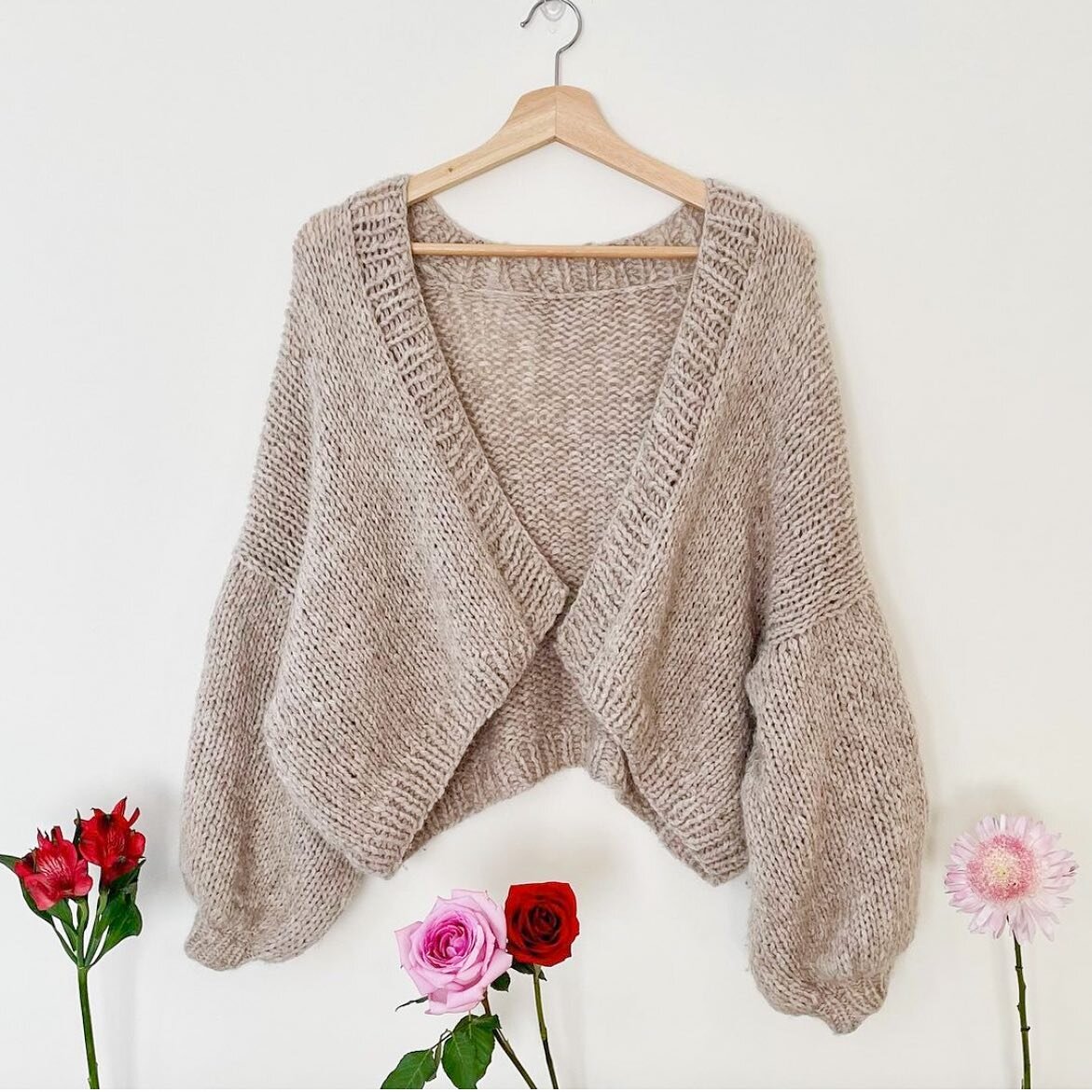Promptly casts on another #TopGunBomber in beige Chainette from @lionbrandyarn 😍 

Find this pattern in my Ravelry + Etsy shops! 
.
📸 @myyarnjourney 
Pattern: #TopGunBomber (sizes S-3X)
.
.
.
.
.
.
.
.

#knitting #knittersofinstagram  #yarn #knitst