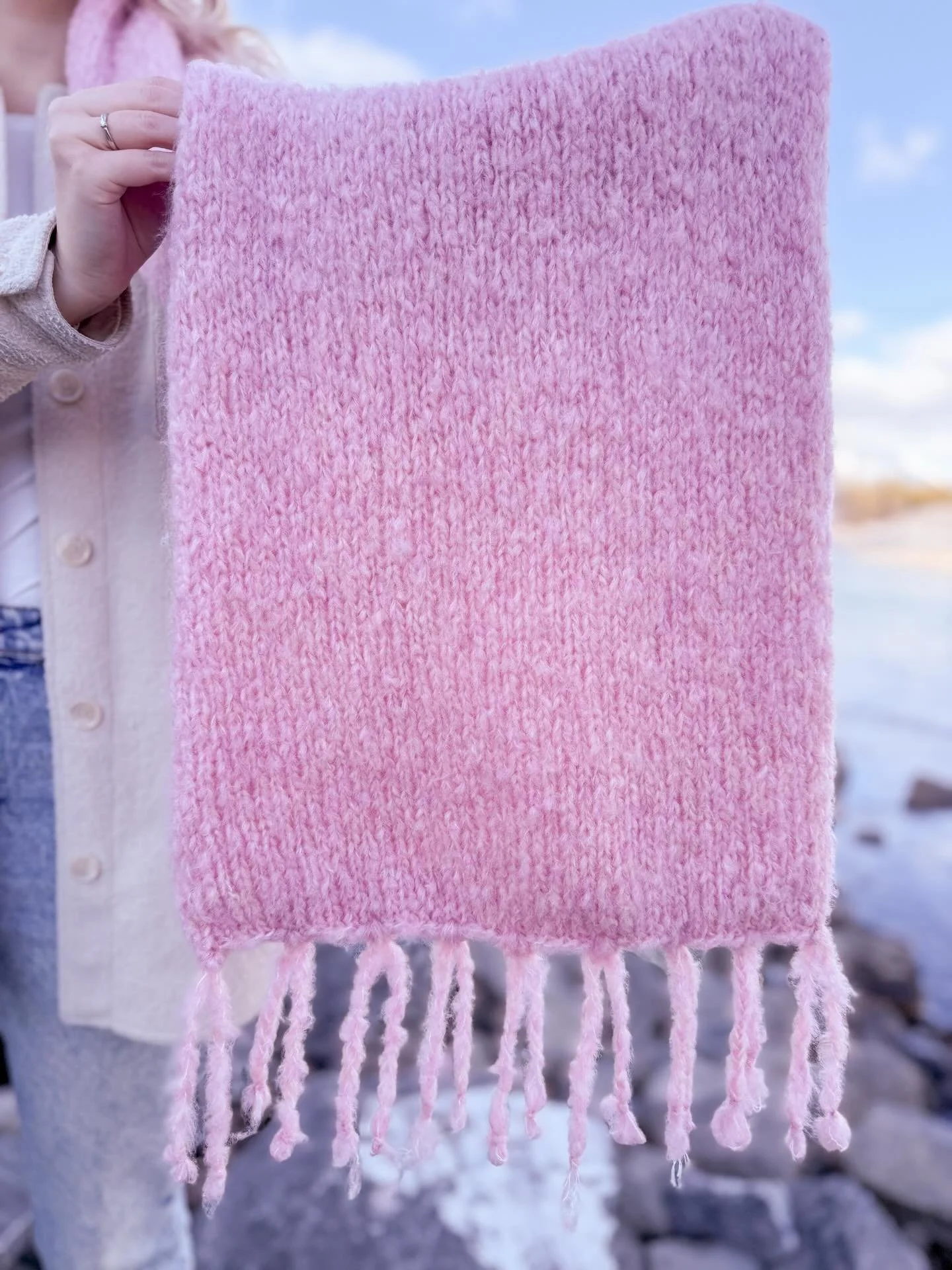 Yup. That&rsquo;s a big ass scarf. 😂 The #HabitantScarf comes out Feb 27. Comment &ldquo;NEWSLETTER&rdquo; if you want it on the 26 👀

It uses @lionbrandyarn Woolease Aire, which is like&hellip; a hella fluffy size 6 super bulky yarn. The tassels a