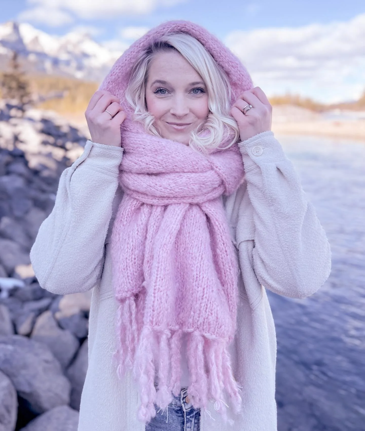 Comment &ldquo;HABITANT&rdquo; 👀

The #HabitantScarf is a big ol&rsquo; textured, fuzzy scarf that is knit in the round with US 10.5/6.5 mm needles and 4 balls of @lionbrandyarn Wool Ease Aire (which is a size 6 super bulky yarn) 💕

Find it on Rave