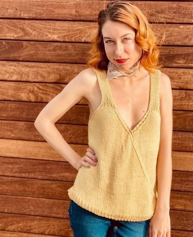 PATTERN OF THE WEEK: the #TulipWrapTank

🧶 DK weight size 3 yarn
📏 0.5-2.5 inches of negative ease
✨ knit flat and seamed for a swoopy neck (that you can adjust for modesty)
🥂 pretty stockinette with decreases to create that &ldquo;wrap effect
👯&