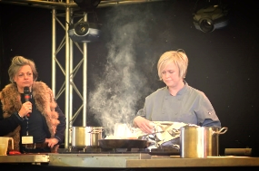Daphne Skinnard looking a little concerned by my hay smoking technique, but it's all under control.... honest - pic by Toni Dowrick