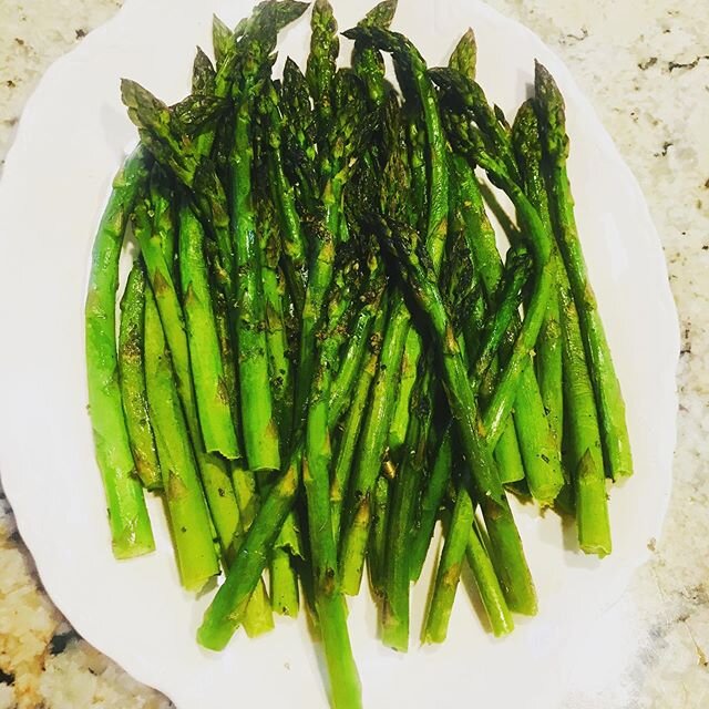 Locally grown, fresh asparagus full of vitamin K, vitamin C, vitamin A and folic acid

Thank you to #verhagefruitfarmsandcidermill for being a safe and fun space to shop for this delight (and some amazing fresh donuts too)! Super simple oven roasted 