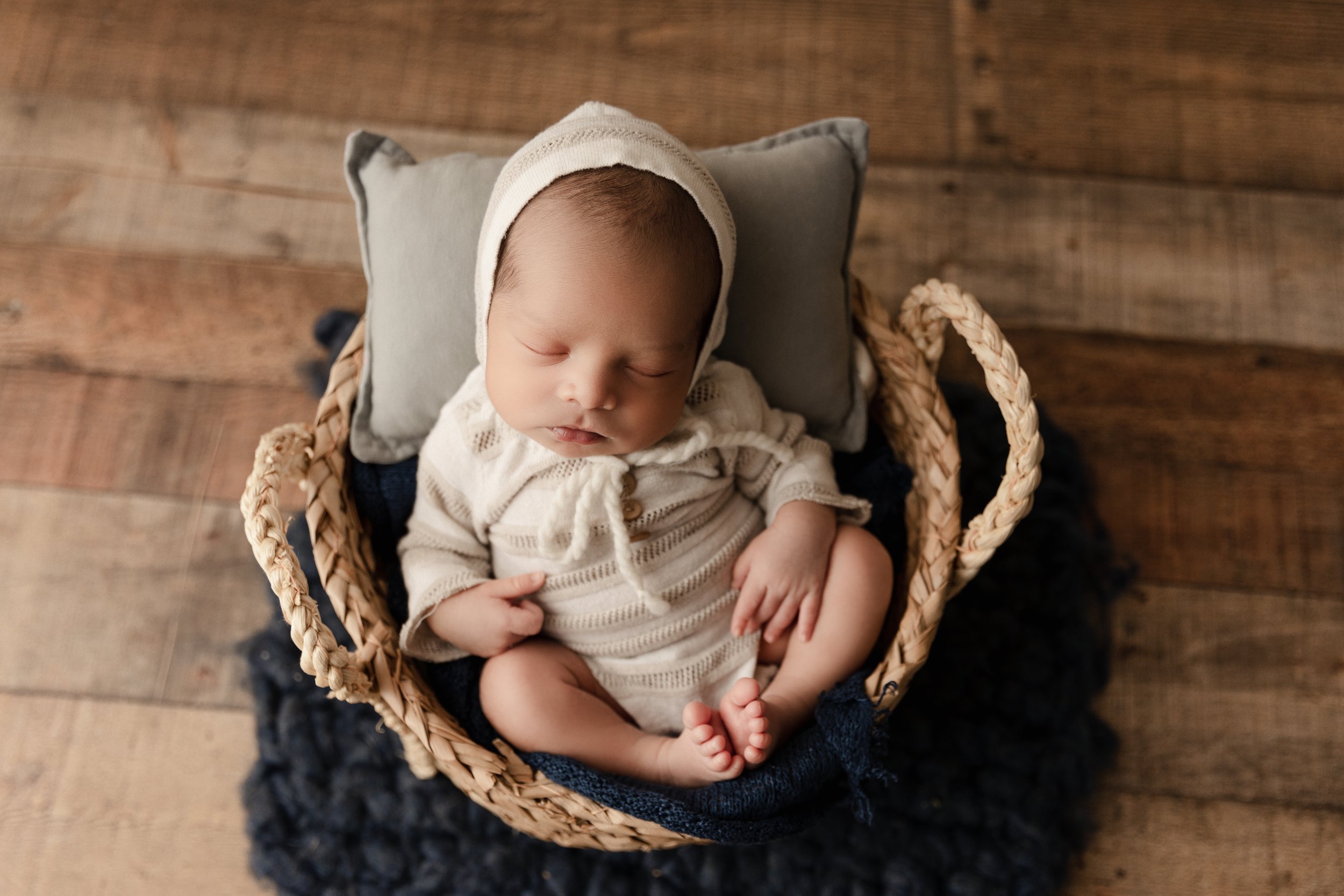 newborn_boy_sleeps_in_bonnet_outfit_in_basket.jpg.jpg