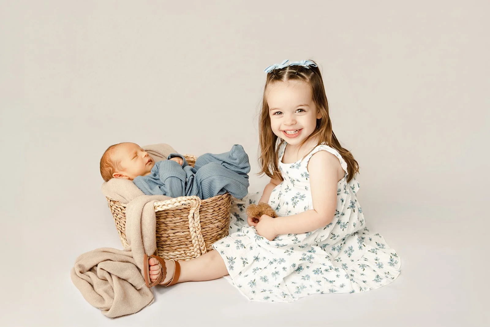 big_sister_with_newborn_baby_brother