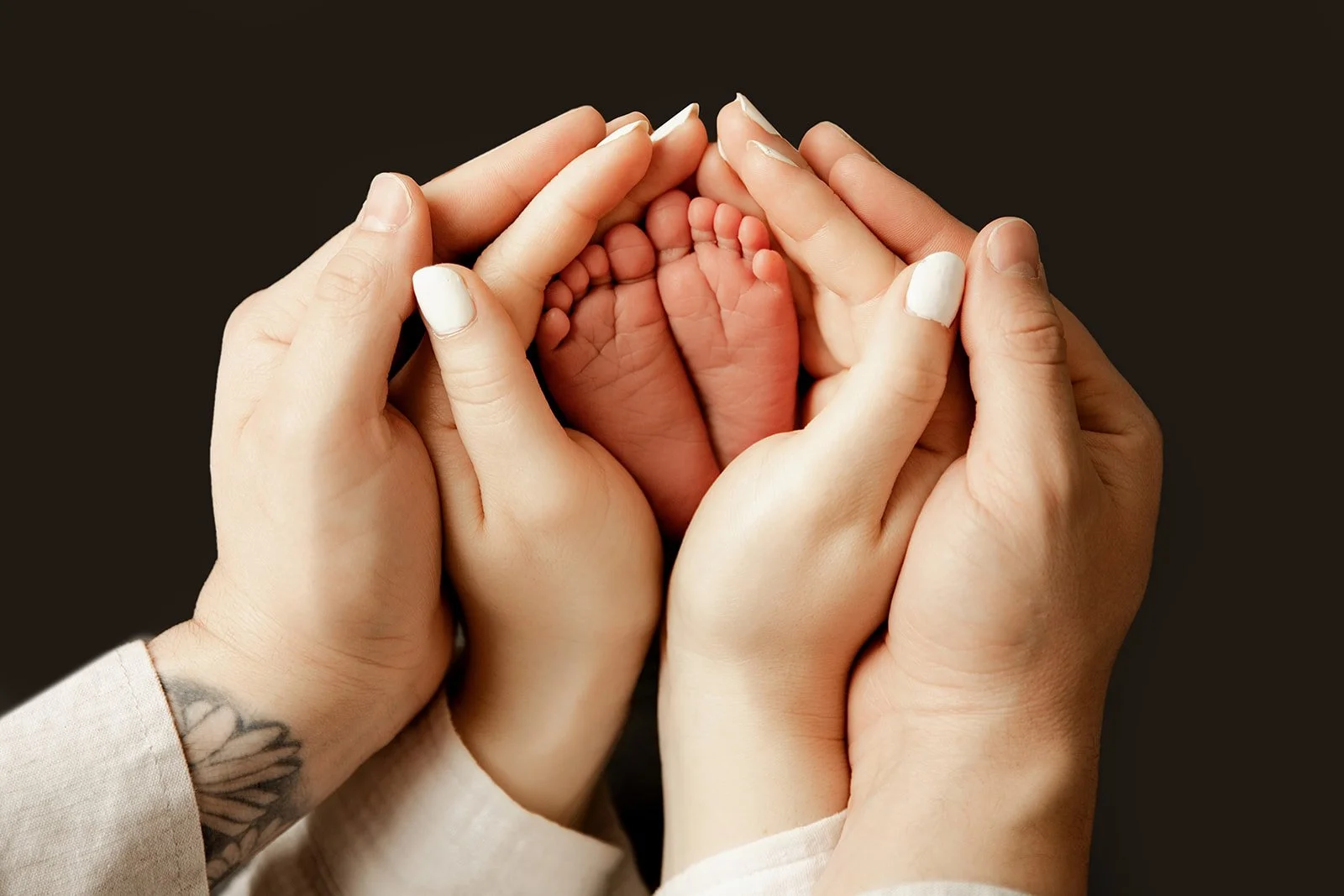parents_hands_cup_baby_feet
