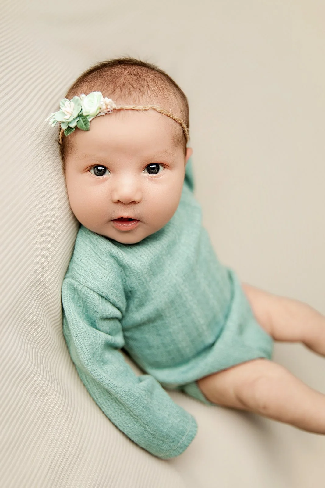 newborn_girl_in_blue_eyes_open