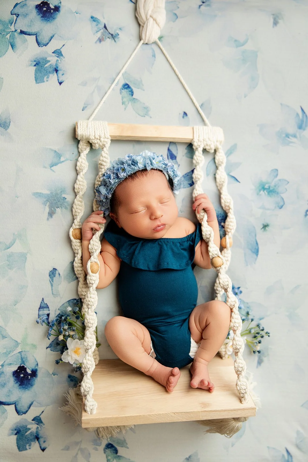 baby_sleeps_on_swing_with_flowers
