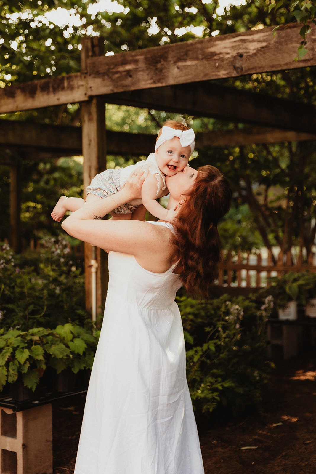 mom_kisses_baby_girl_mini_session