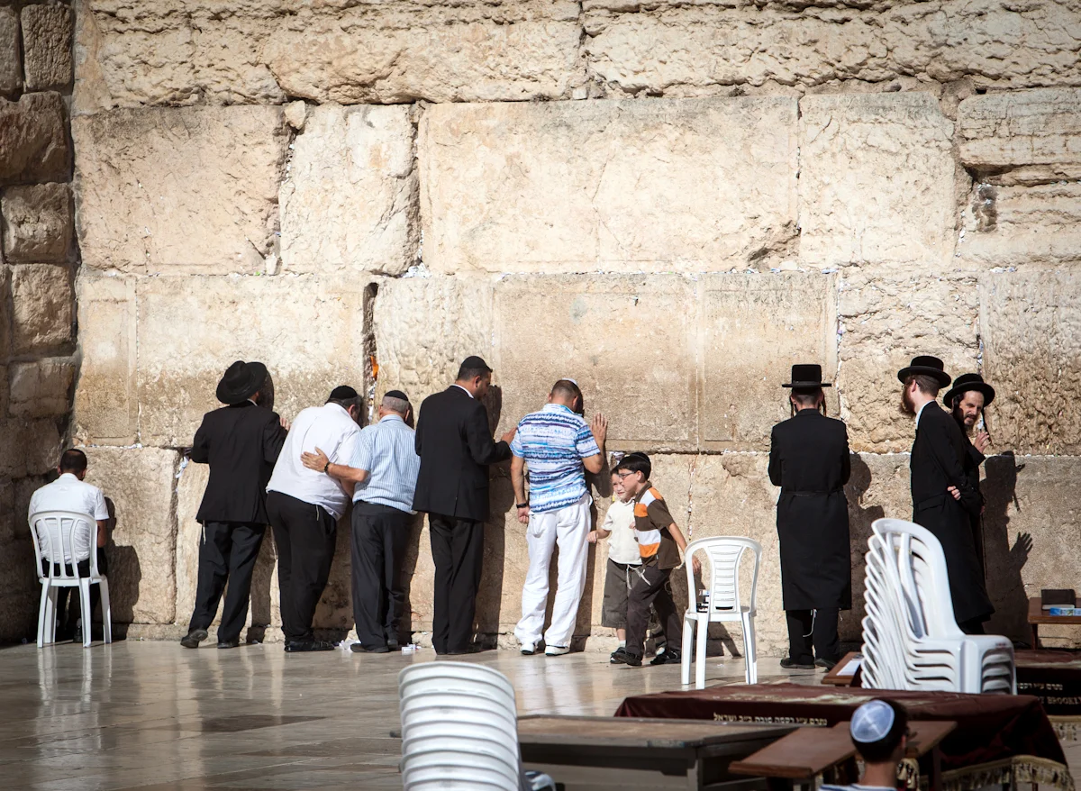 Praying-Western-wall.jpg