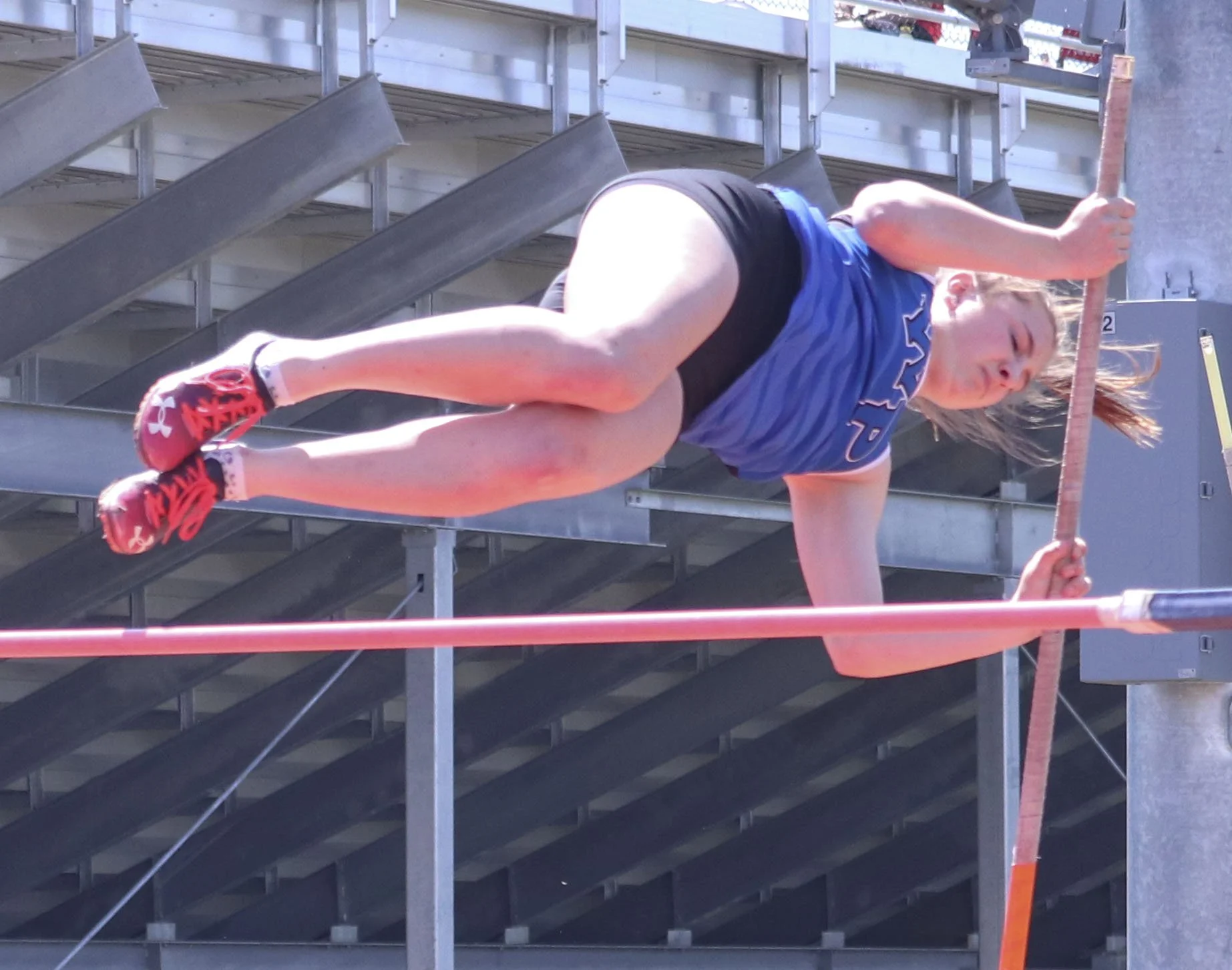 Laura Hill pole vault_4.jpg
