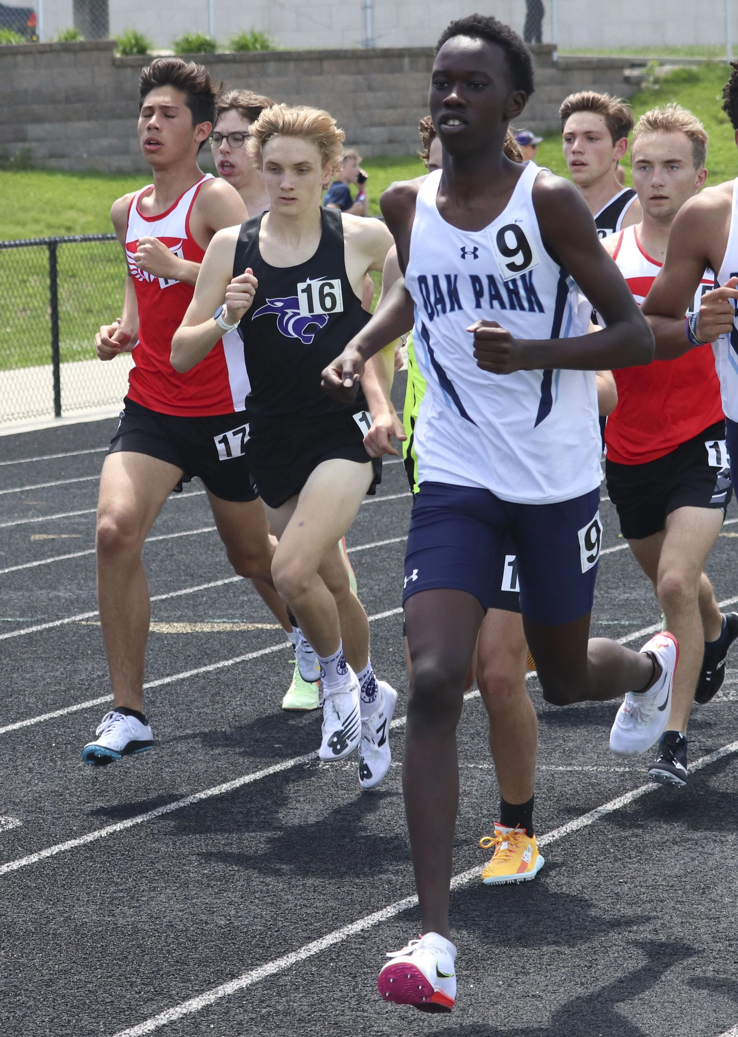 boys mile first lap_1.jpg