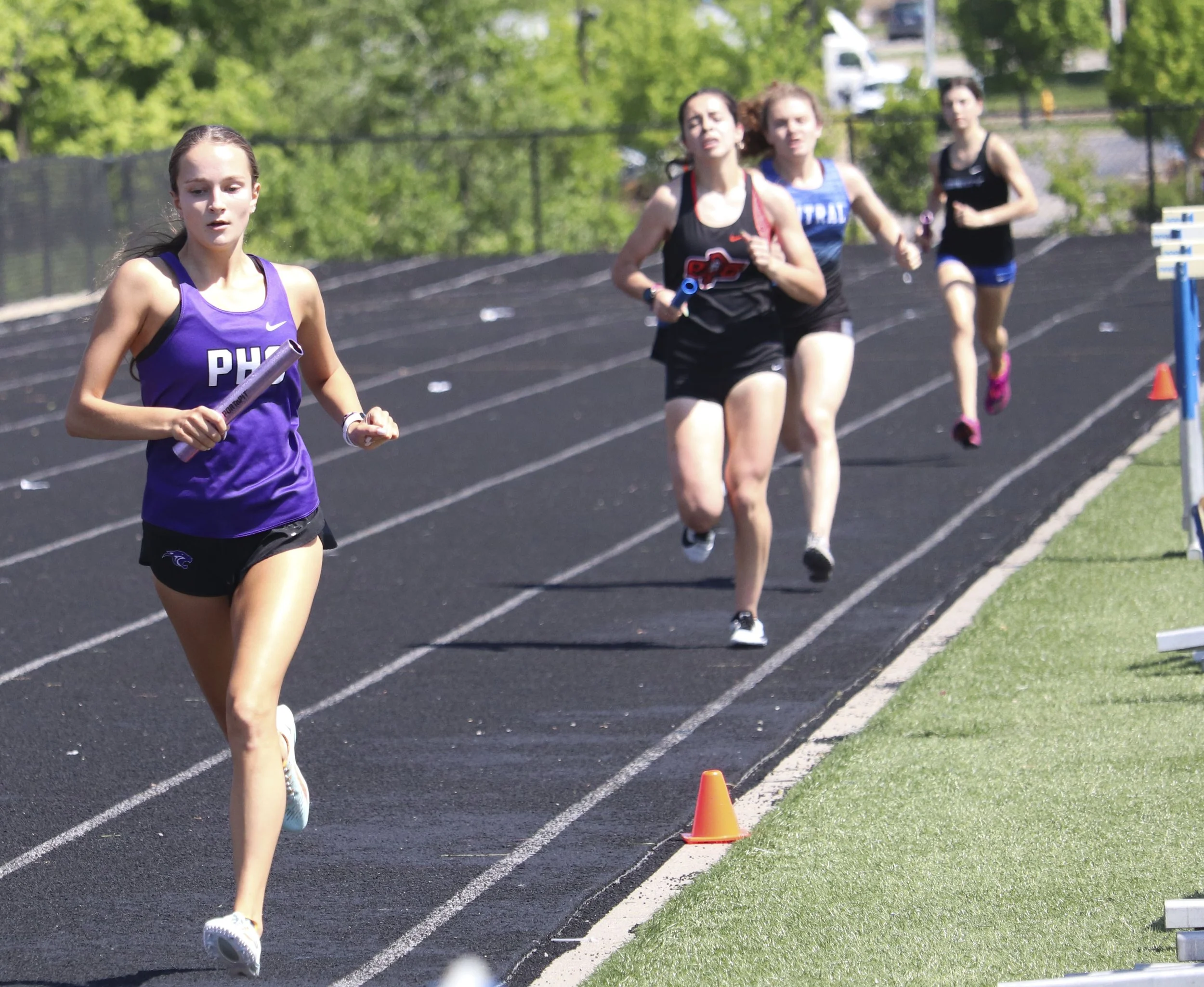 Girls 4x800 relay 2nd leg.jpg