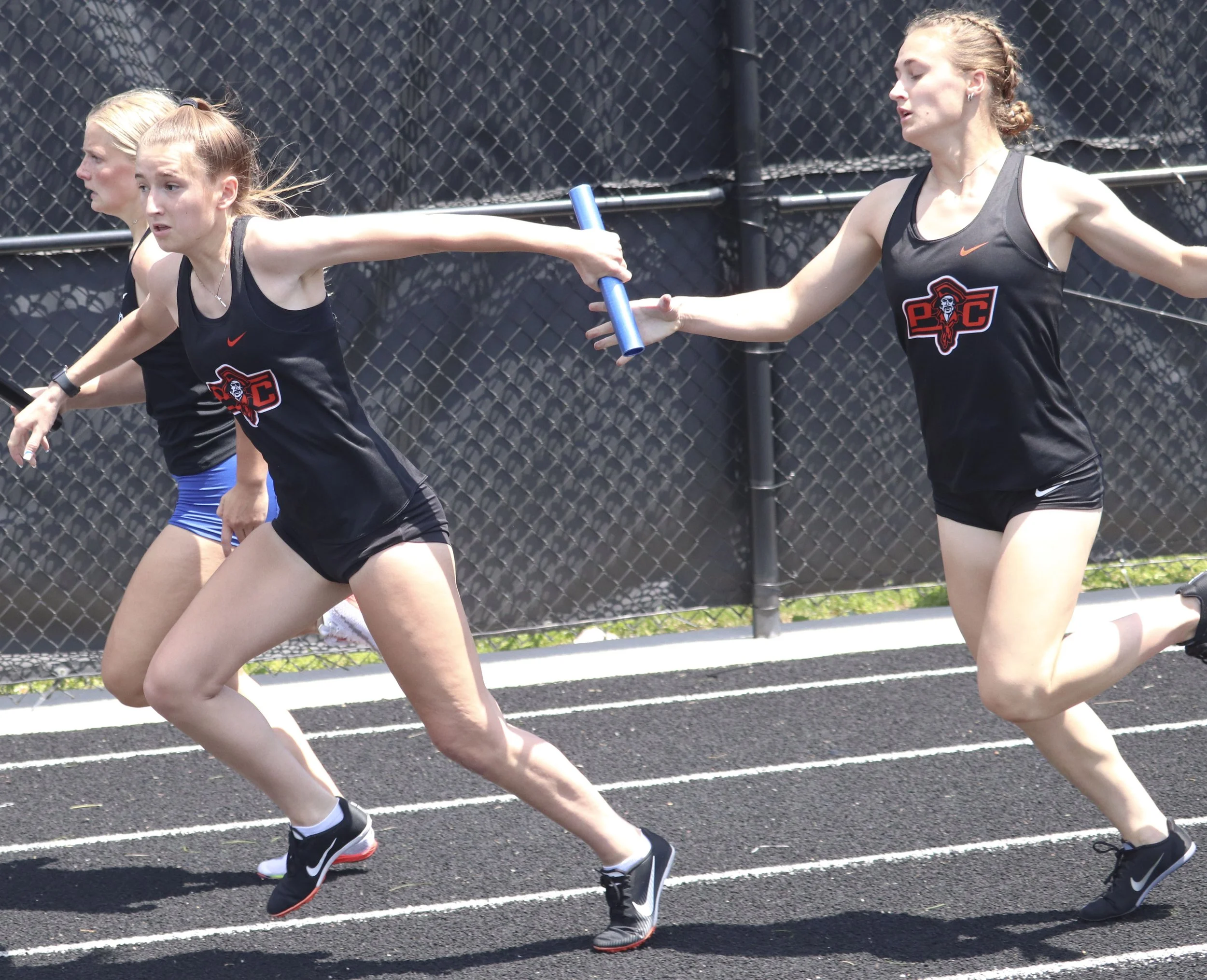 PC girls 4x200 1st leg to 2nd_1.jpg