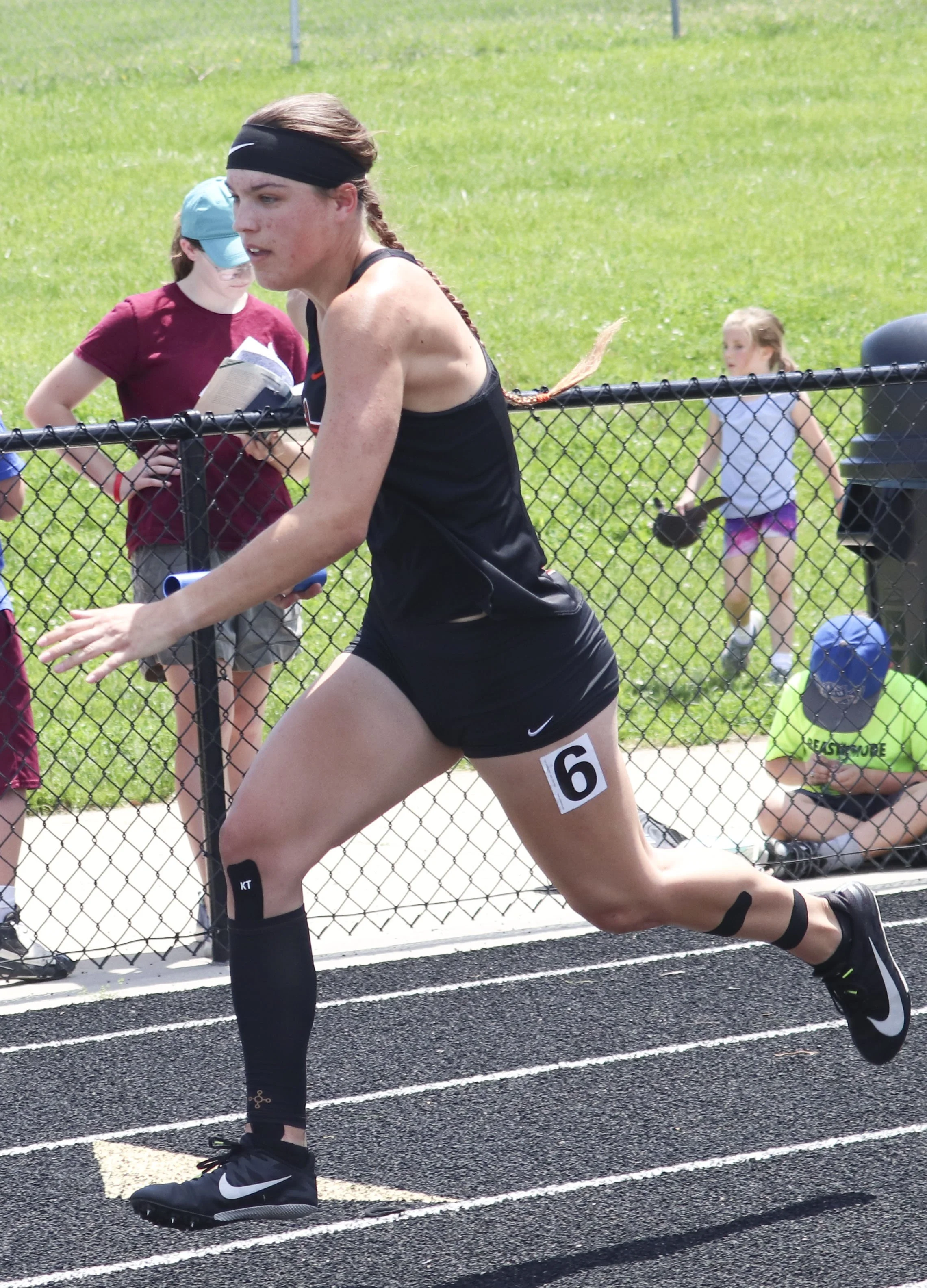 PC girls 4x200 Molly.jpg
