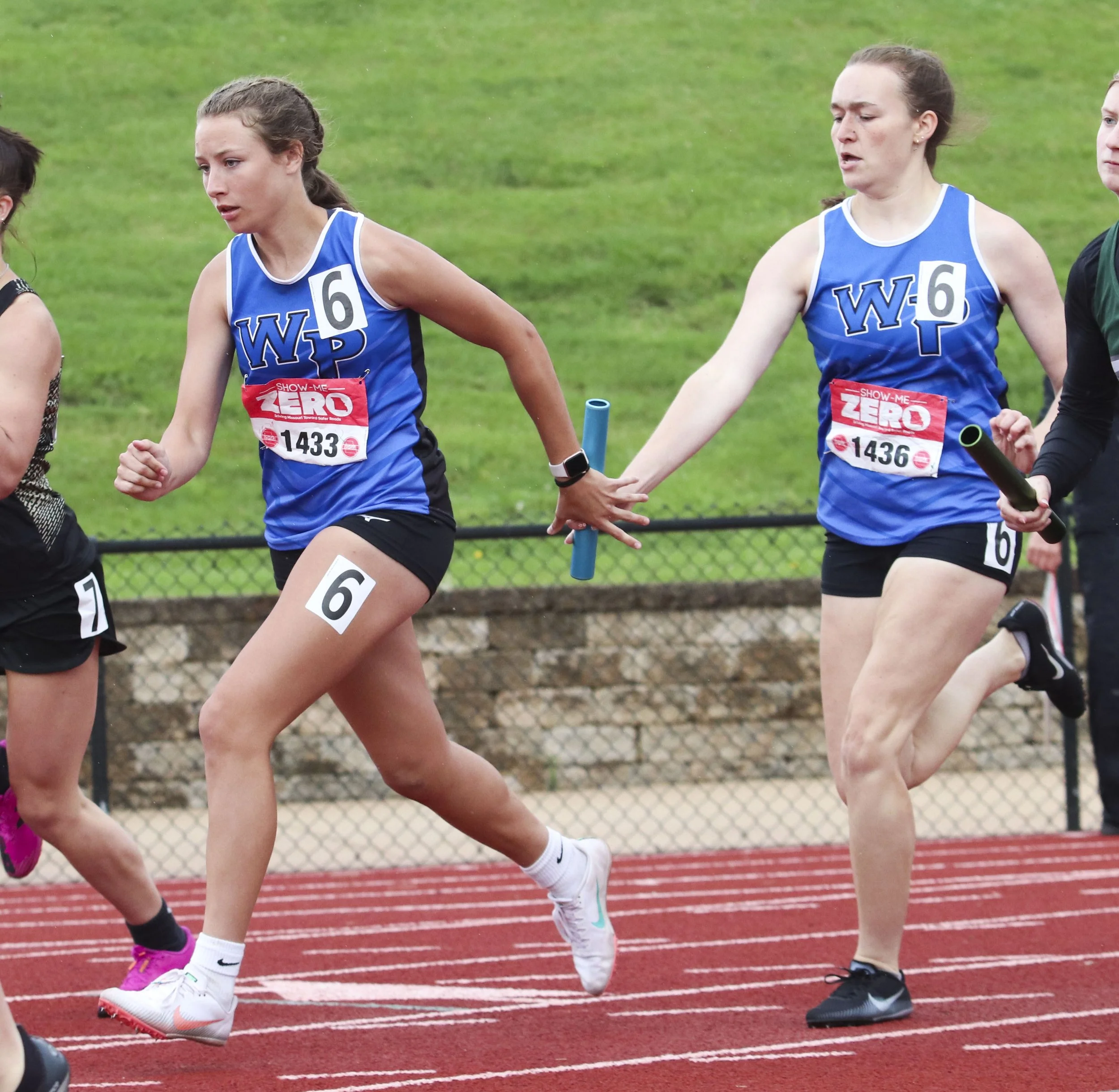 Girls 4x200 finals handoff WP_1.jpg