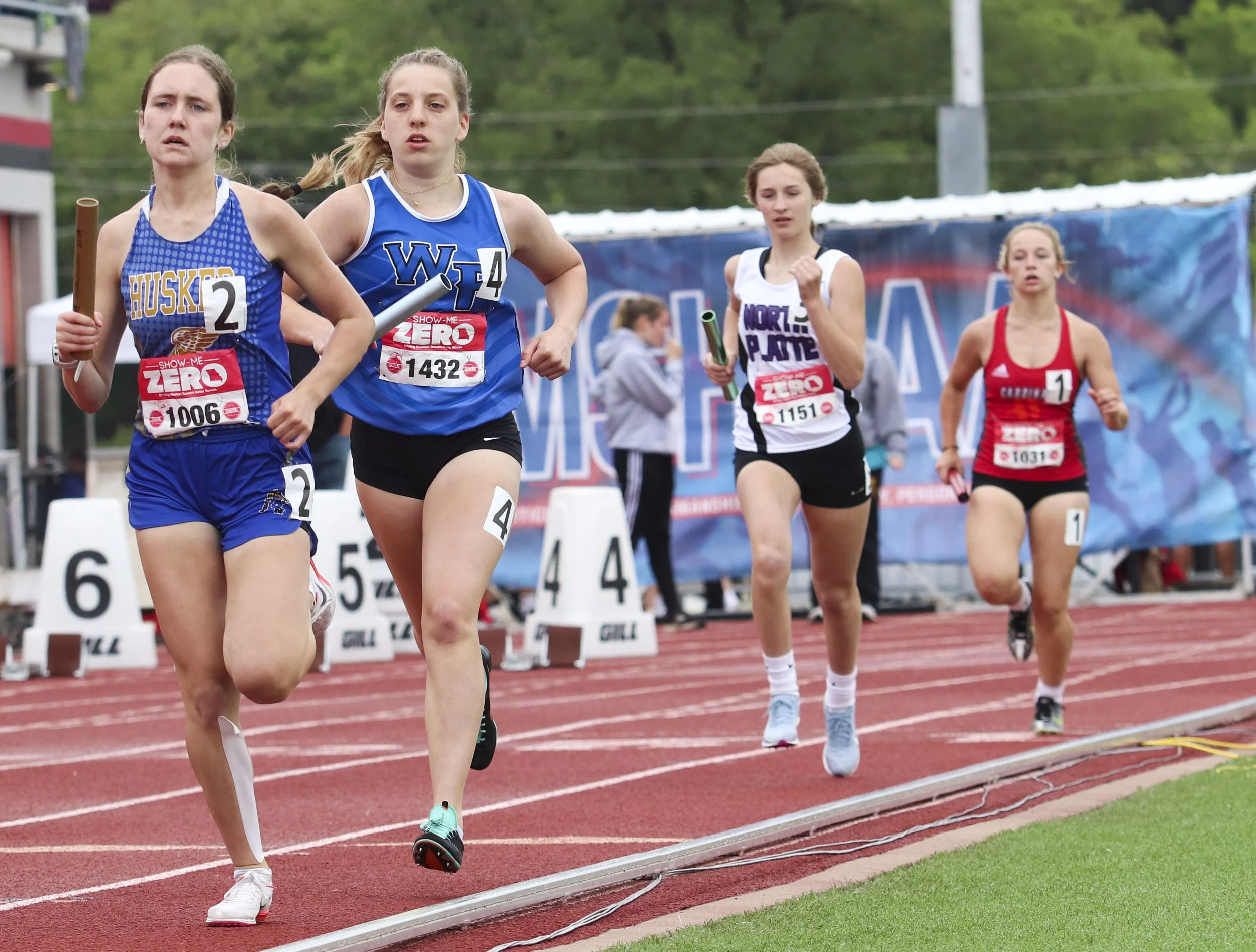 Girls 4x800 2nd leg.jpg