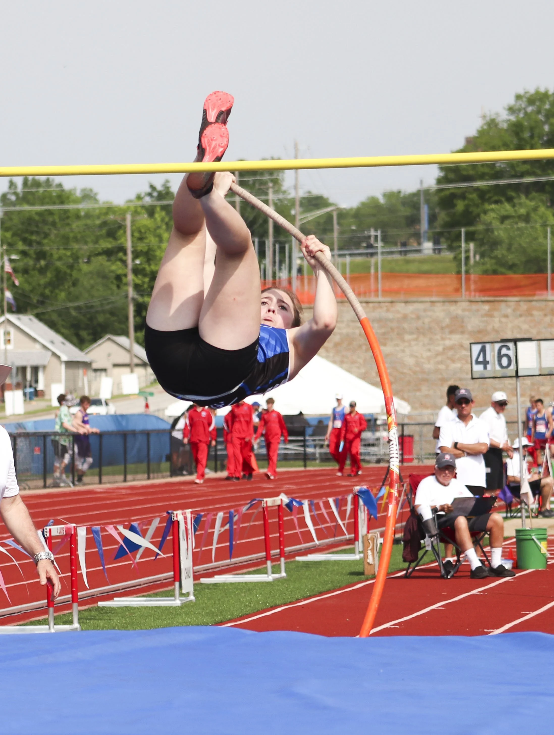 Laura Hill pole vault.jpg