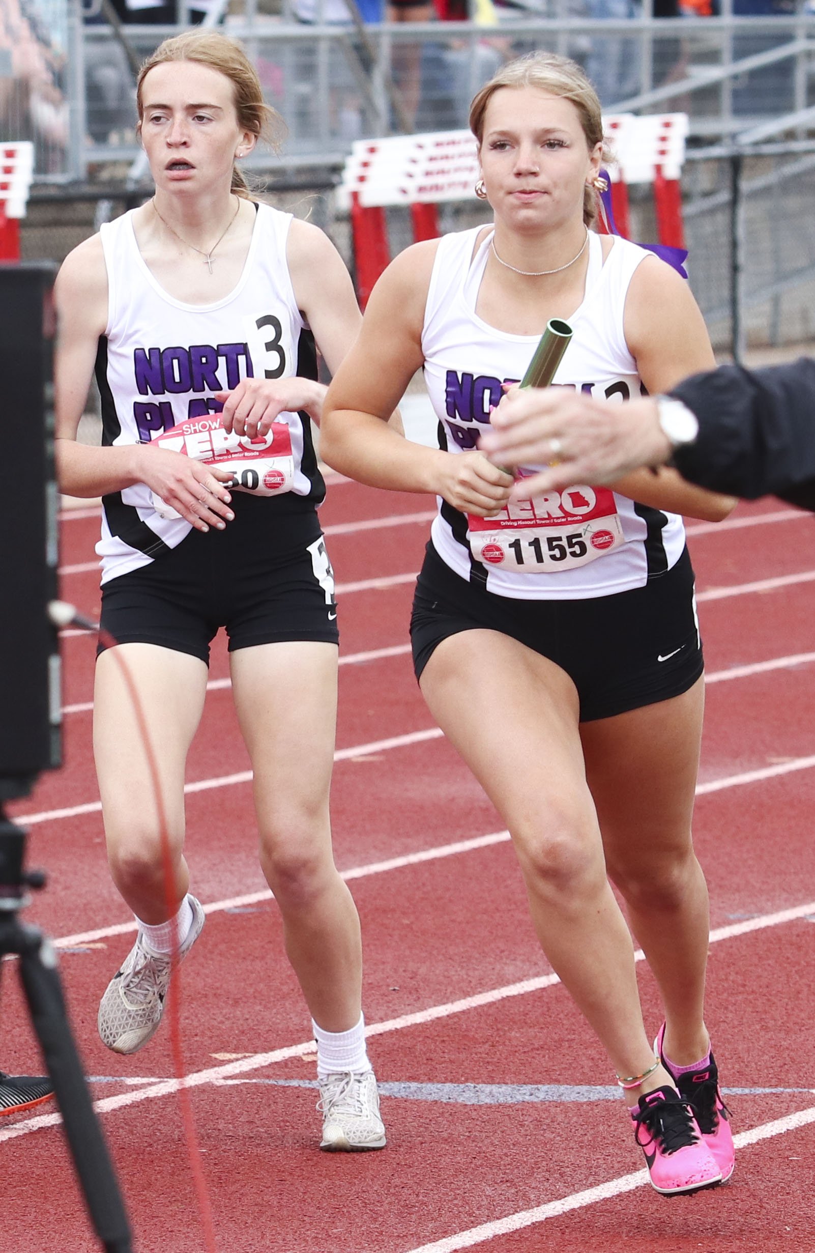 Girls 4x800 handoff_1.jpg