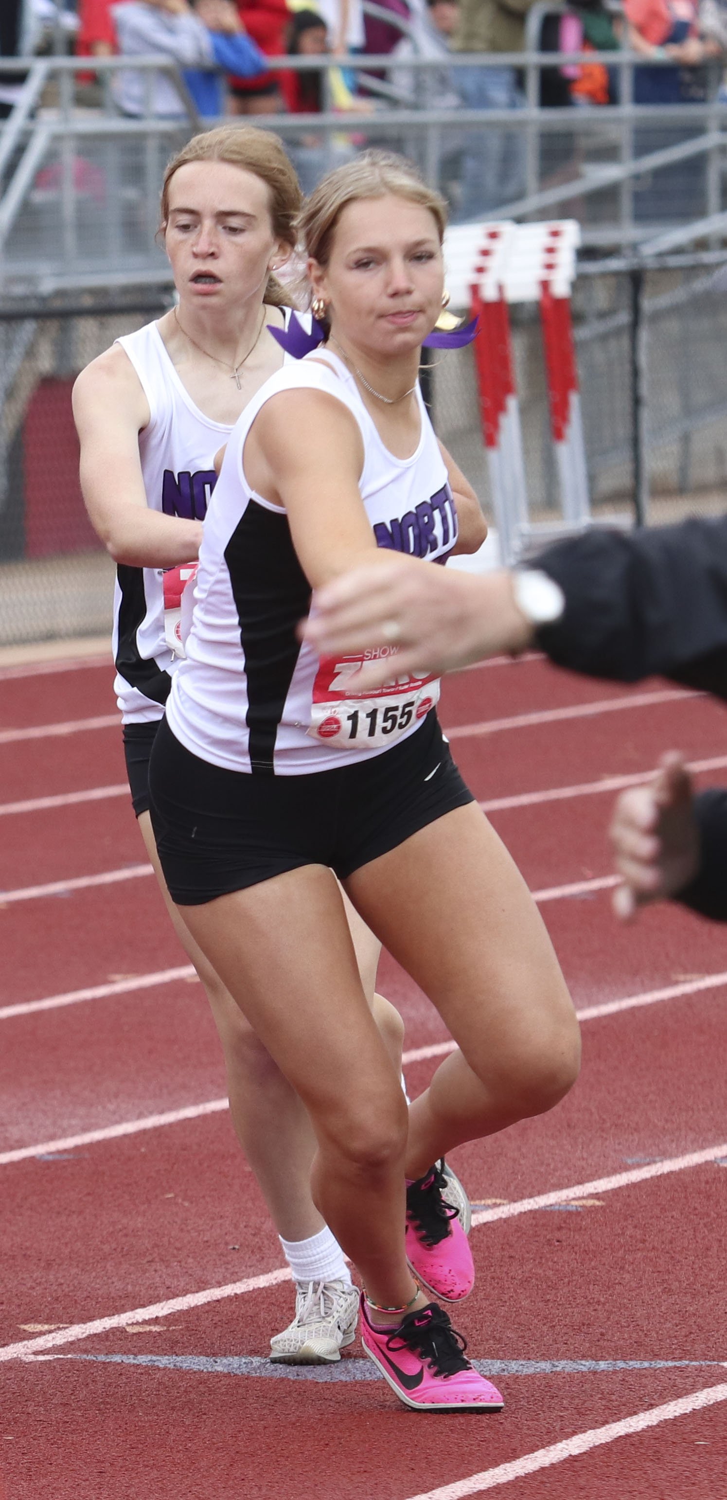 Girls 4x800 handoff.jpg