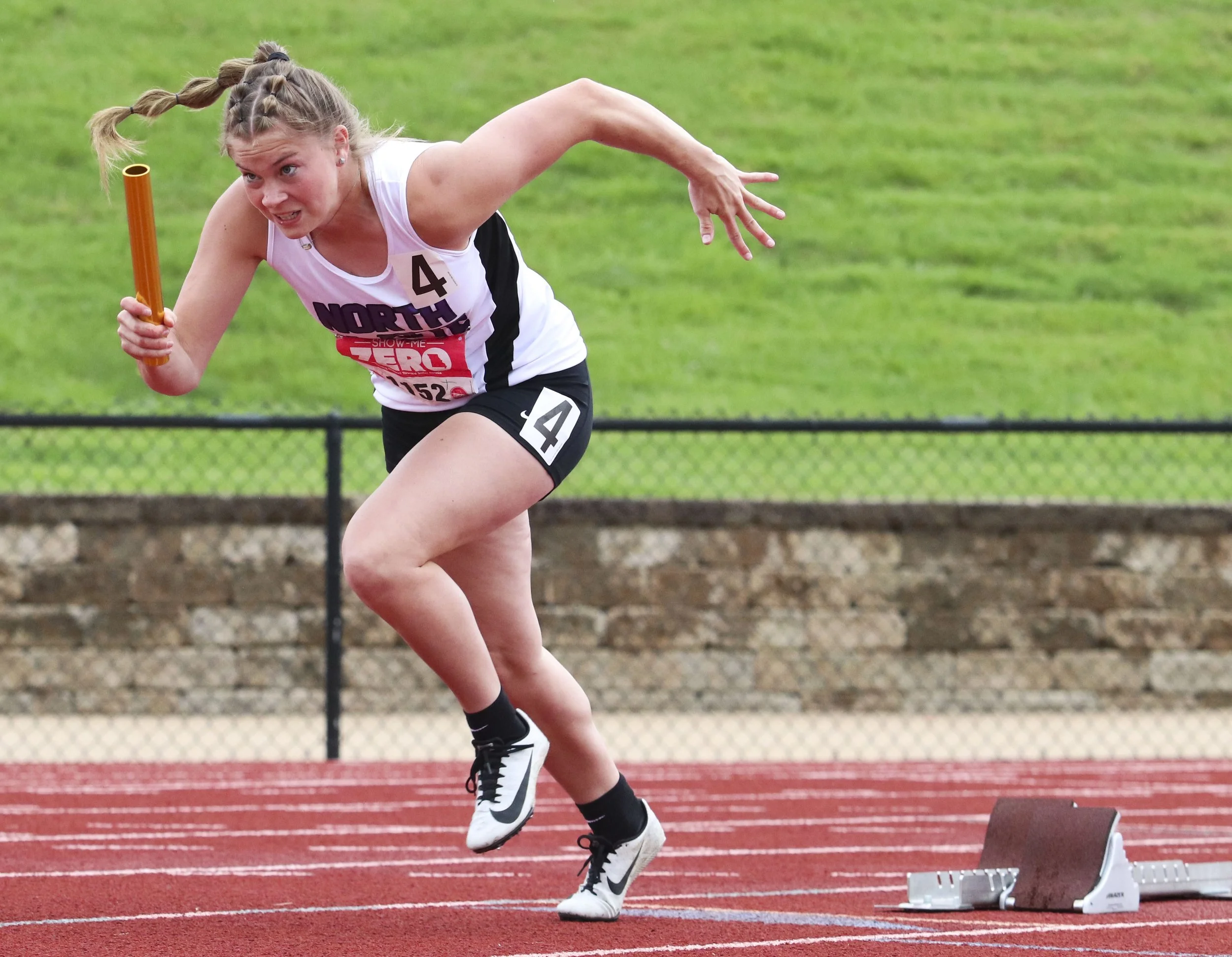 NP girls 4x100_1.jpg