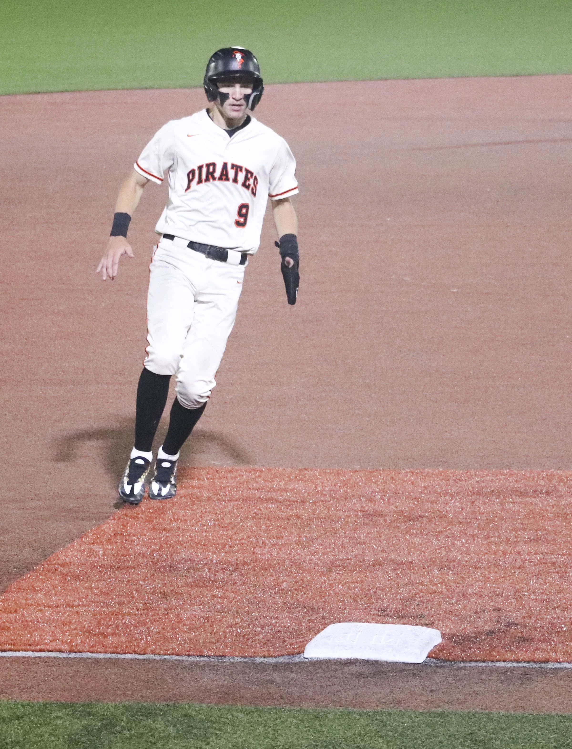 Dylan Zimmerman rounding 3rd.jpg