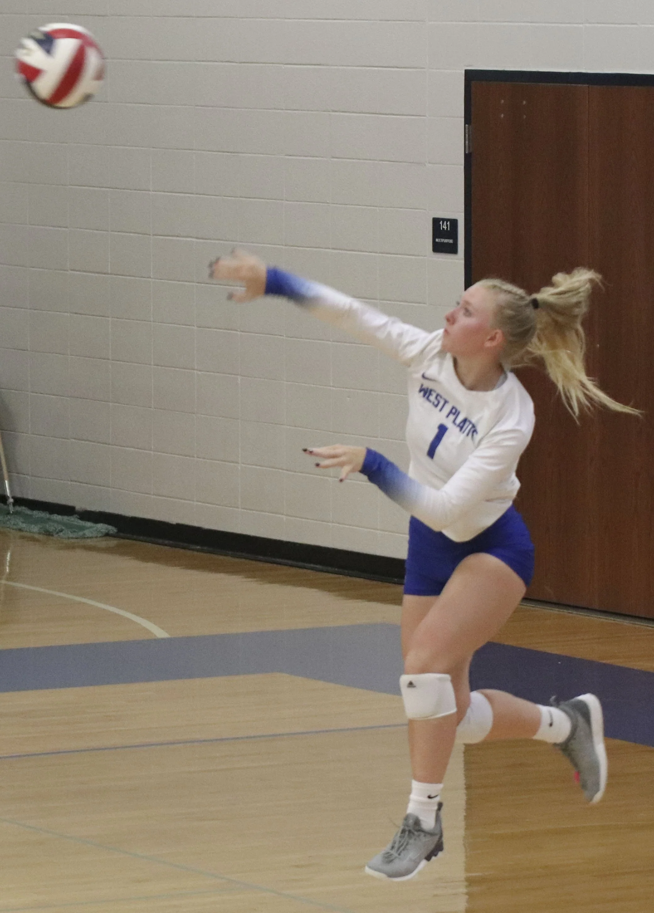 Ahlanna Rutherford serve_2.jpg