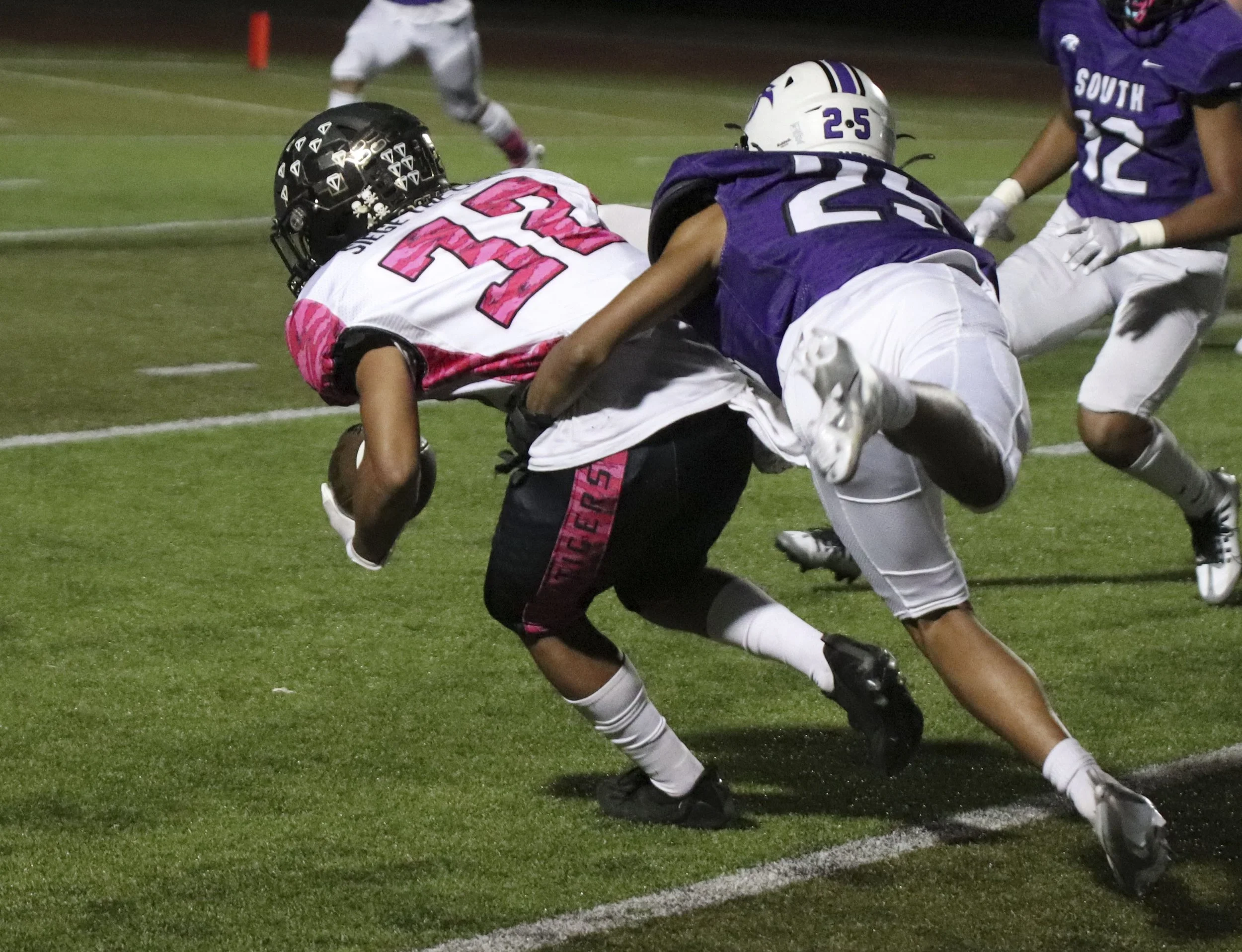 Noah Wasington tackle_1.jpg