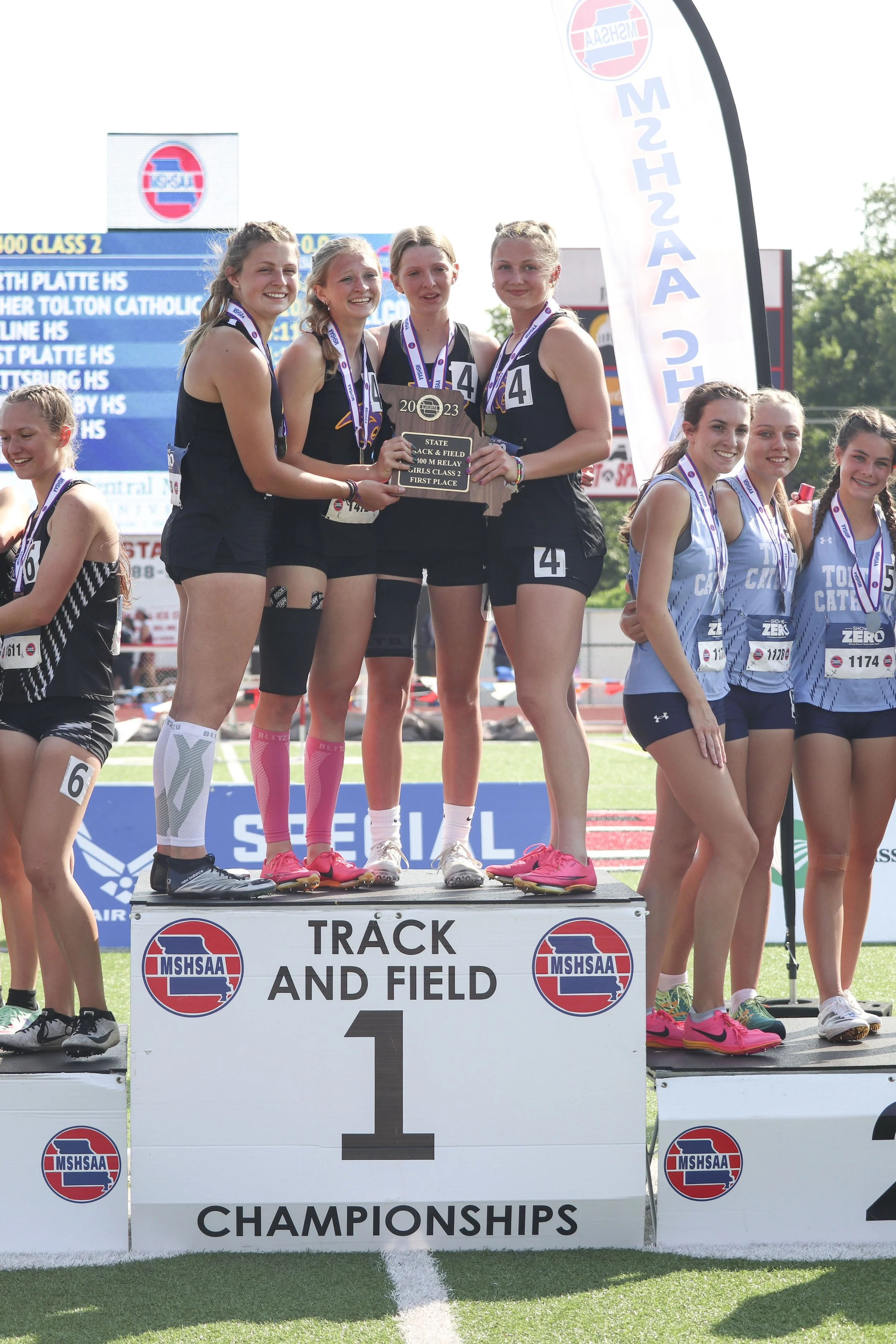 4x400 podium_1.jpg