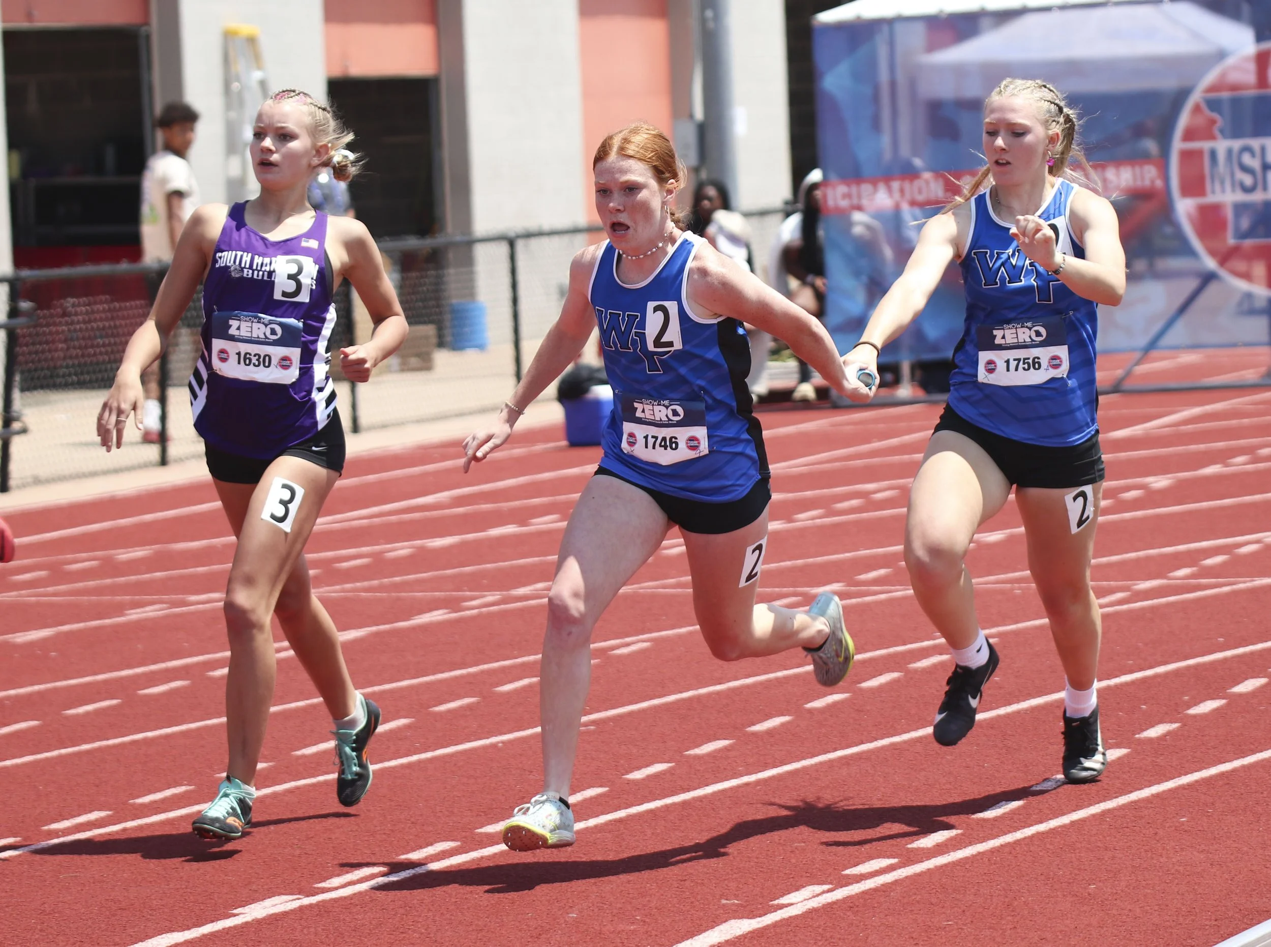 Girls 4x200 - Sam Baker handoff_1.jpg