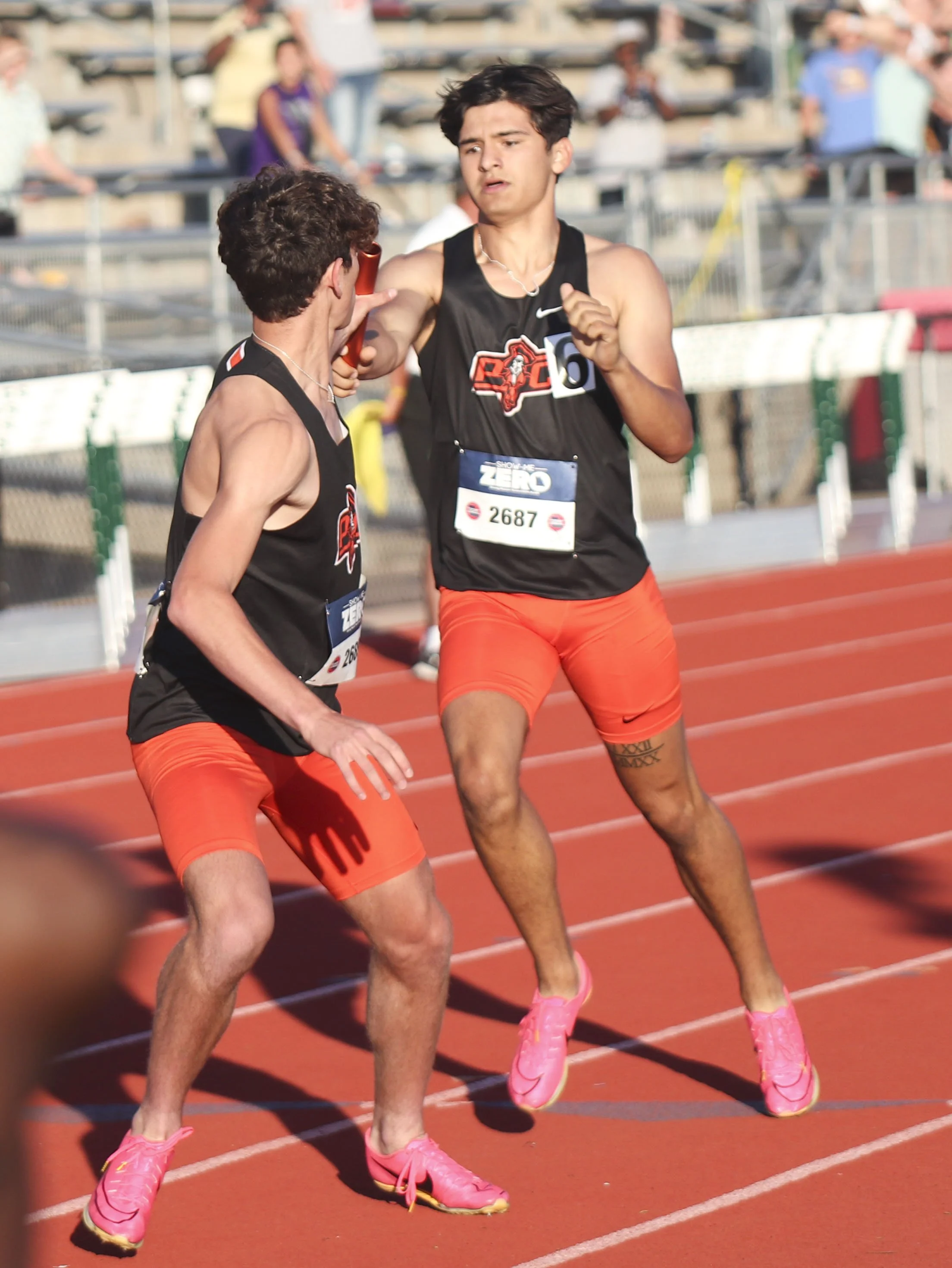 4x400 - 3rd leg hanodff to 4.jpg
