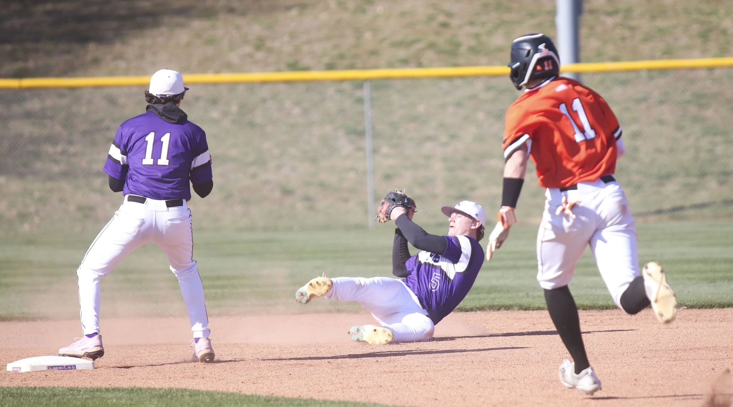 Cason Lett throw to Michael Good inc Broson Ryan.jpg