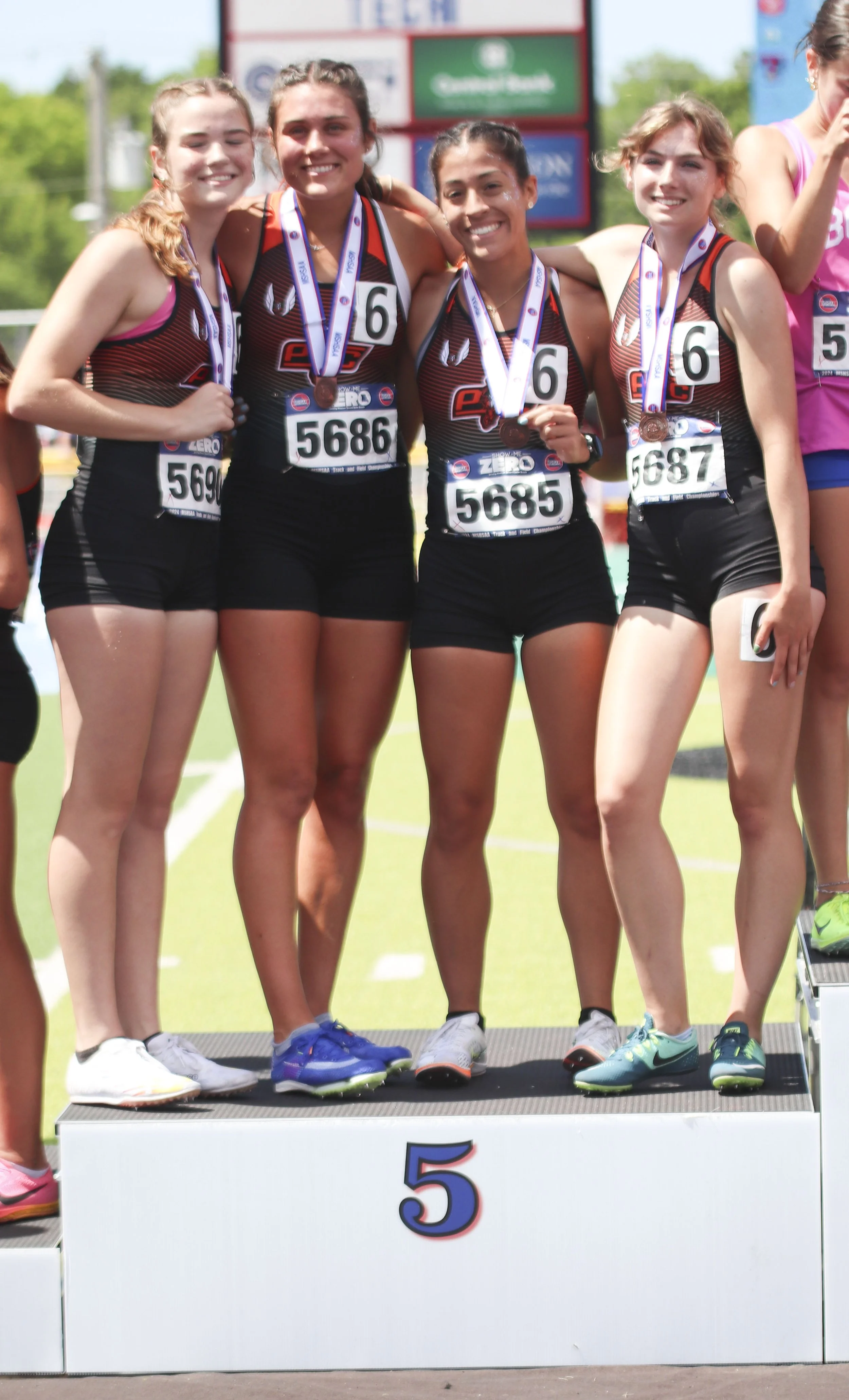 girls 4x800_8.jpg
