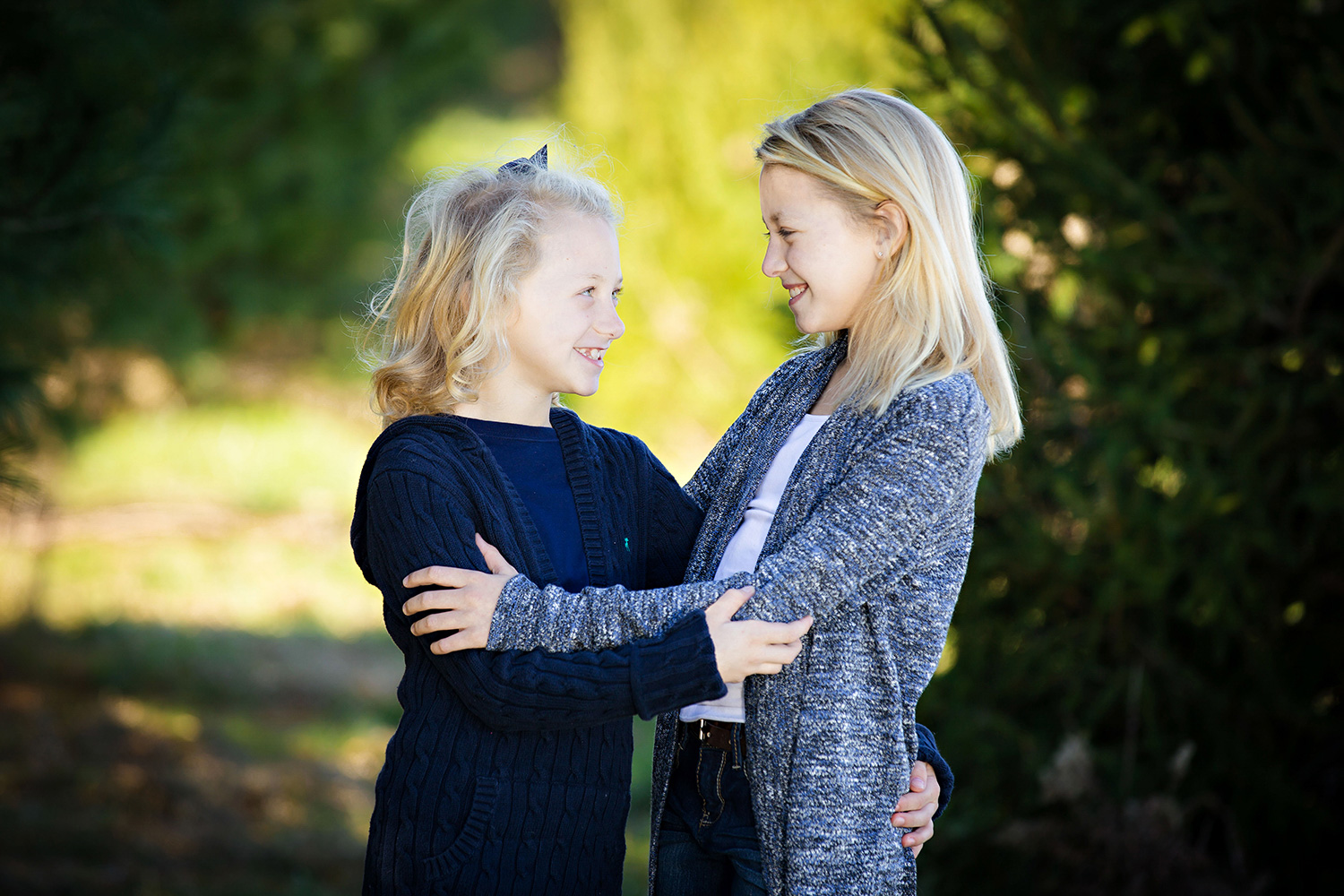 siblings hugging family portraits hillary frost.jpg