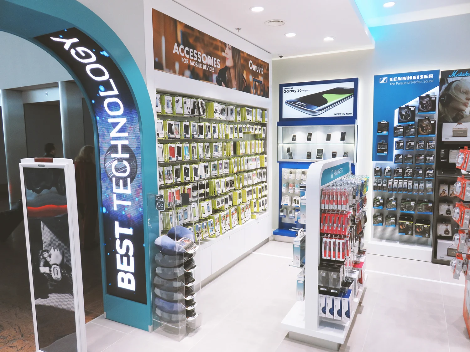Design the displays & the led screens videos for a Crystal Media shop in Brusels Airport.