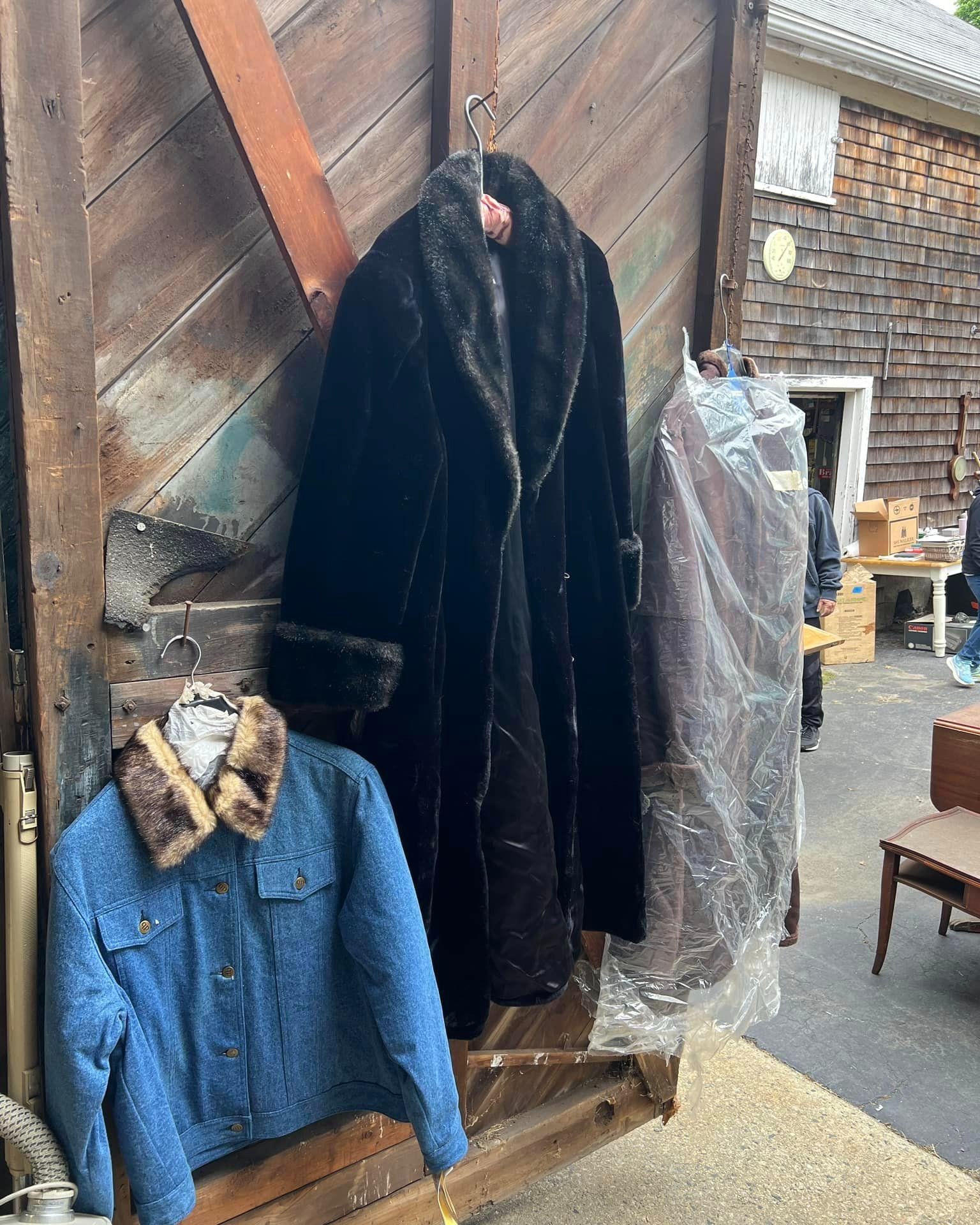 Attention #StemToStern bargain shoppers! Where are those Blue Light Specials in Hull? Here are a few from Spring Street in the Village (can't guarantee these items are still available, however!). What great finds have you discovered? Post some in the