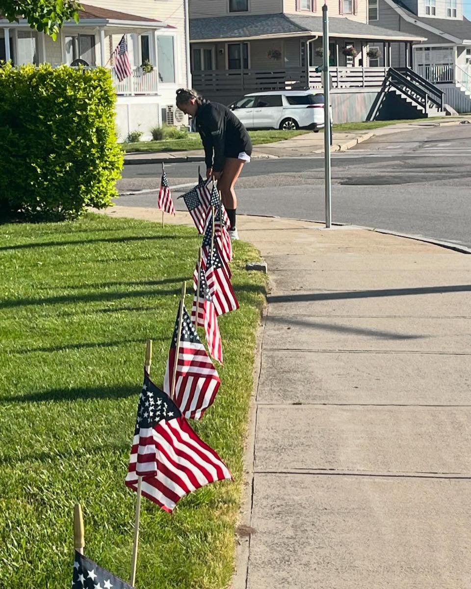 🇺🇸 Decorating Hull&rsquo;s war memorial with flags at Monument Square in preparation for Memorial Day are Bobby Neal, Bob Murphy, and Ed Burke and his granddaughter, Fallon Ryan. Many thanks to Kerrie Ryan for sharing these great images of the comm