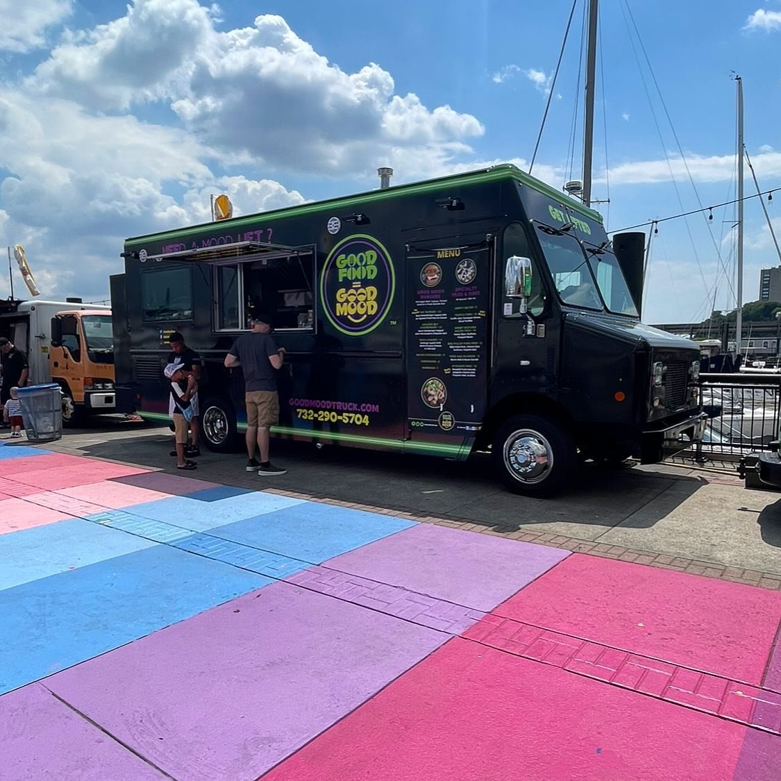 Soak up this beautiful weather with us today at @pier13hoboken paired with great drinks and a view 😎 🍔 

- opens at 4:00-

#goodmoodtruck #foodtruck #fridayvibes #hobokennj #pier13hoboken