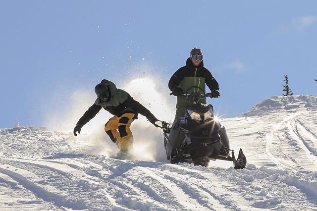 Wouldn&rsquo;t mind a tow 😋 📸 @geoffbrownsnow #backcountry #snowmobile #pow #fun #bluebird #bc #canada #whistler #snowboarding #snow #winter #slashsnowboards #revolutionpowersports #whatarefriendsfor #towins