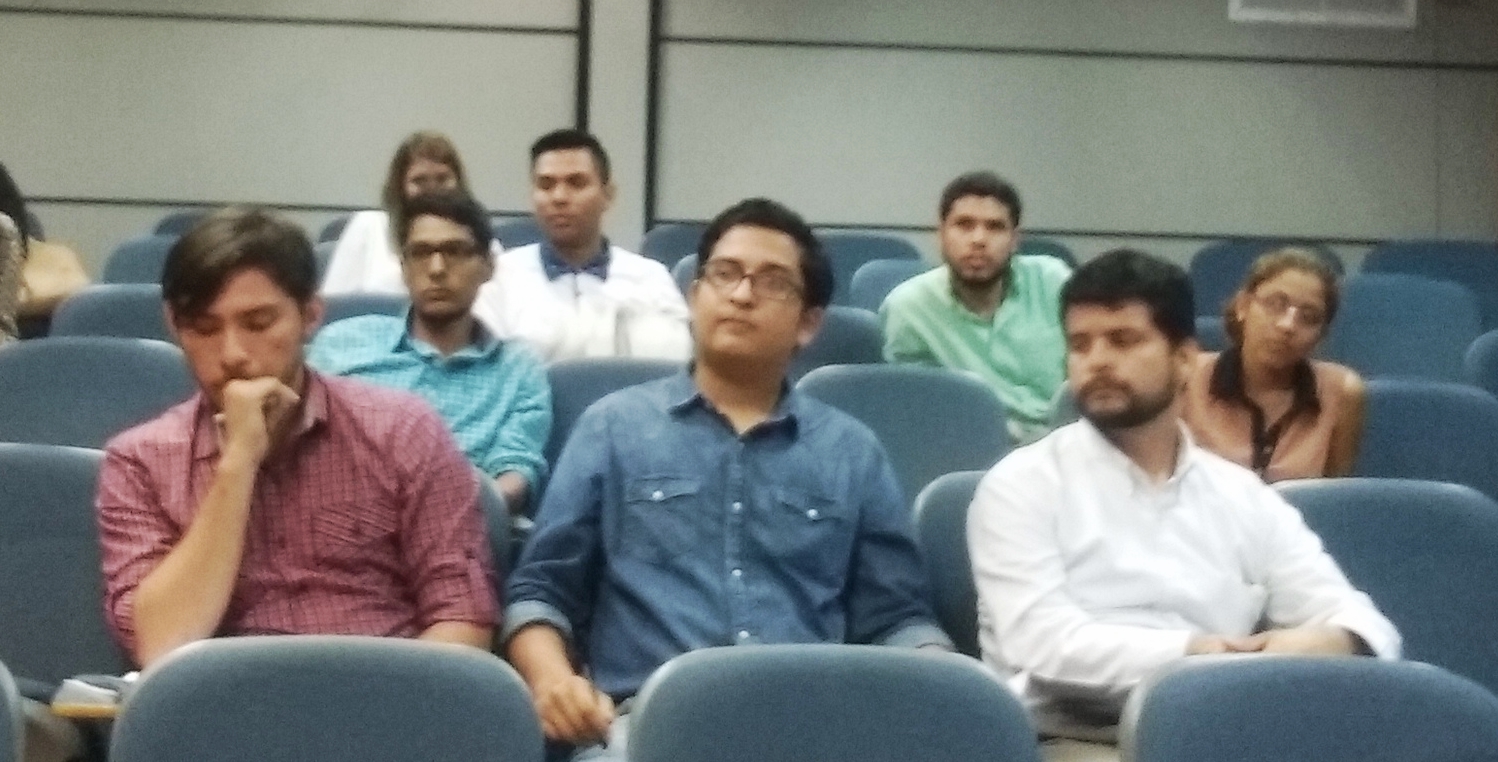 Guillermo atrás a la izquierda, de celeste. Durante la charla en enero, antes de ser elegido como ganador. 