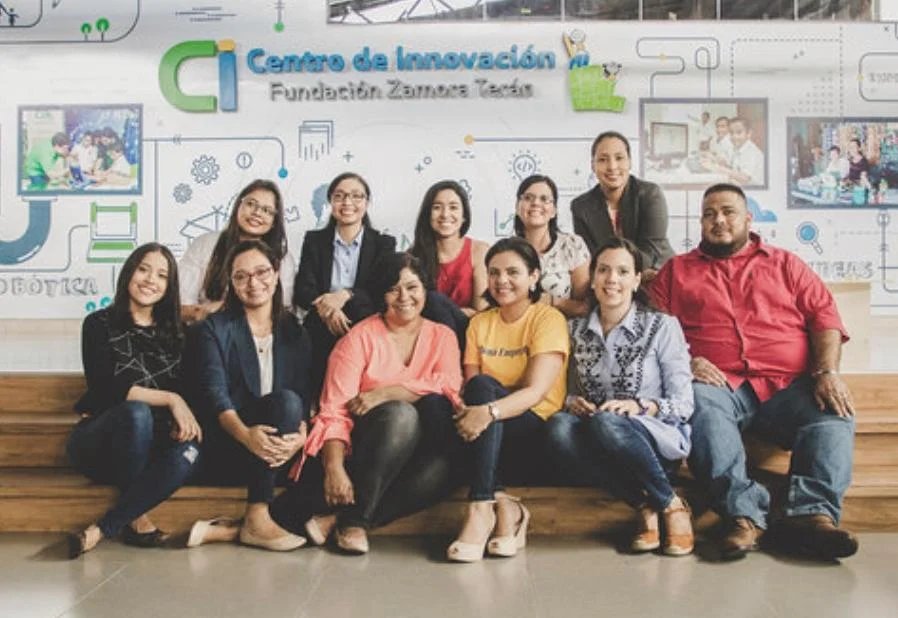 Participantes Emprendiendo 360 después de hacer el pitch ante posibles inversionistas.